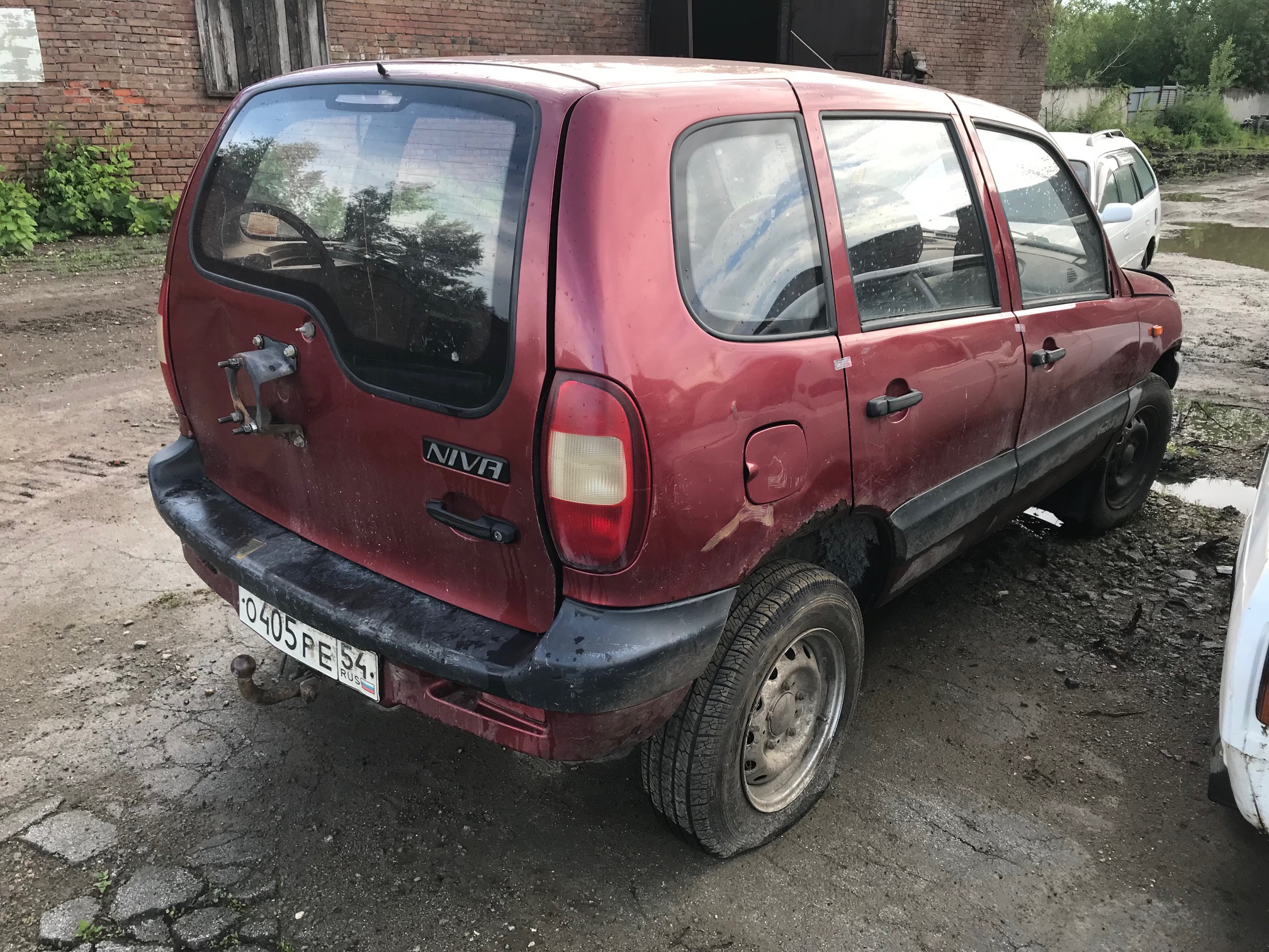Автомобиль Шевроле Нива, 2007 г.в., VIN X9L21230080206266 (документы, ключи в наличии); Мицубиси Аутлендер 3,0, год выпуска 2007, JMBXLCW6W7Z008097 (документы, ключи в наличии)