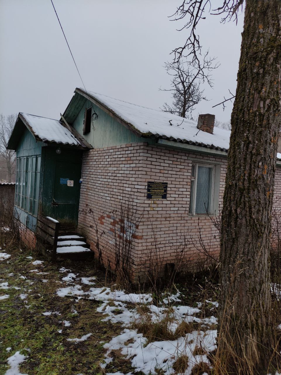 нежилое здание площадью 65 кв.м с кадастровым номером 53:04:0062101:70 1986 года постройки с земельным участком