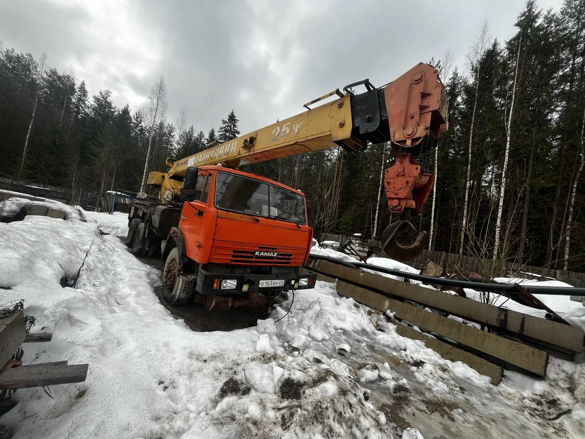 Специальный автокран КС-55713-1 Камаз-55111-15, 2007 года выпуска, цвет - оранжевый, VIN X8955713170AL1083, государственный номер О163ВР29, номер шасси (рамы) ХТС55111R72292839, ржавчина и коррозия по всему корпусу ТС. на сумму, сложившуюся по итогам аукциона, будет начислен НДС.