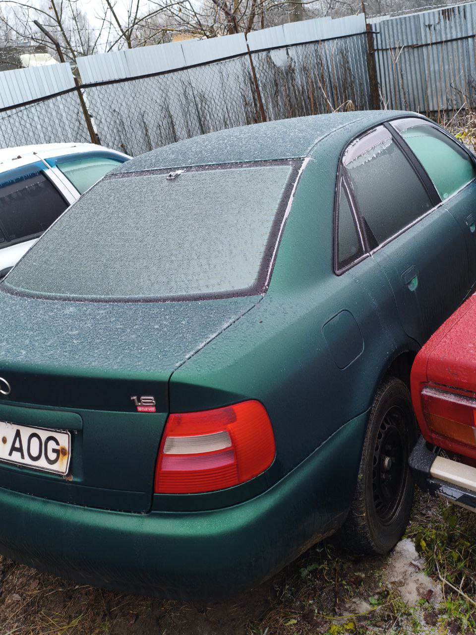 Лот №1 Легковой автомобиль AUDI A4 зелёного цвета, 1997 г.в., VIN WAUZZZ8DZVA085844, с двумя ключами, брелок от сигнализации, механическим блокиратором коробки передач с ключом, технические документы на машину отсутствуют, машина не зарегистрирована на территории Российской Федерации, является товаром, задержанным таможенными органами, регистрационный номер АС ПИБИ 37-004963