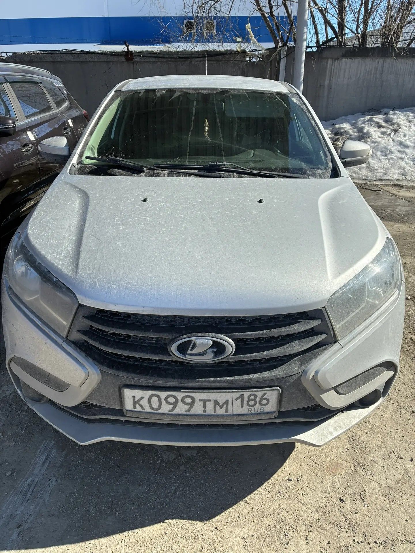 Автомобиль марки "Лада GAB110 LADA XRAY", г/р/з К099ТМ186, VIN XTAGAB110J1054794, цвет серебристый, г/в 2017 ТС обременено ЗАЛОГОМ, который остается на имуществе, согласно ГК РФ (покупатель оплачивает залог самостоятельно). ТС имеет ограничения ФССП на регистрационные действия (ключи и документы отсутствуют, техническое состояние не проверялось, пробег не известен). Имущество продается в том виде, в каком оно есть, в случае продажи возврату/обмену не подлежит.