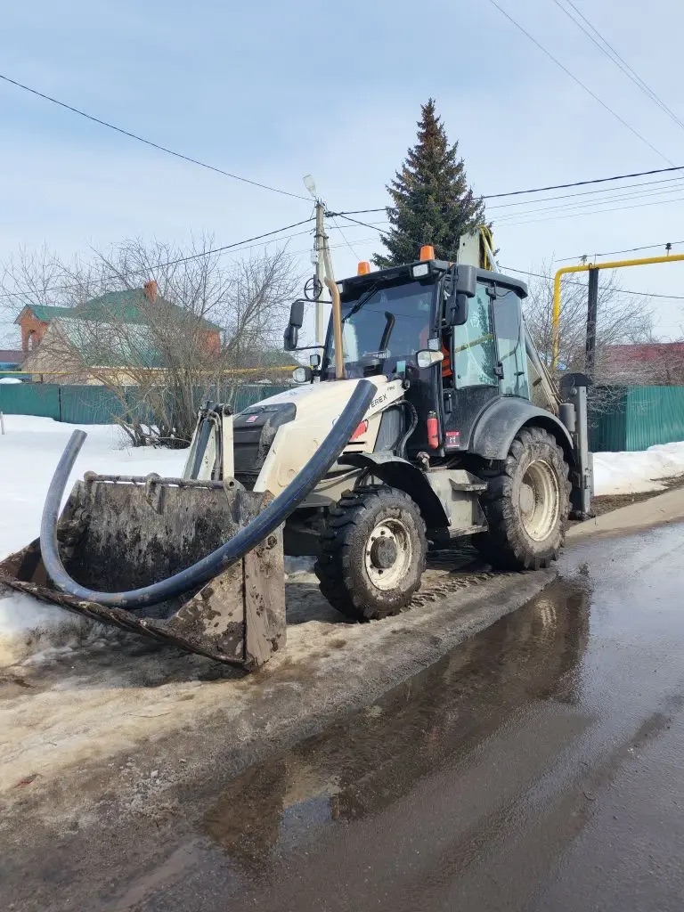 Право заключения договора безвозмездного пользования муниципальным имуществом –экскаватор-погрузчик TLB 825-RM