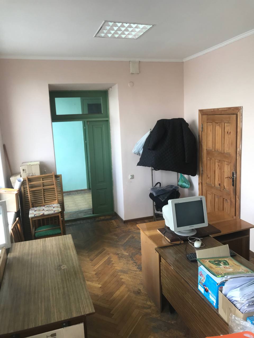 встроенное нежилое помещение № 402 на четвертом этаже в здании, кадастровый номер – 93:22:0010102:196, общей площадью 19,3 кв.м, расположенное по адресу: Российская Федерация, Донецкая Народная Республика, городской округ Дебальцево, город Дебальцево, улица Ленина, дом 12