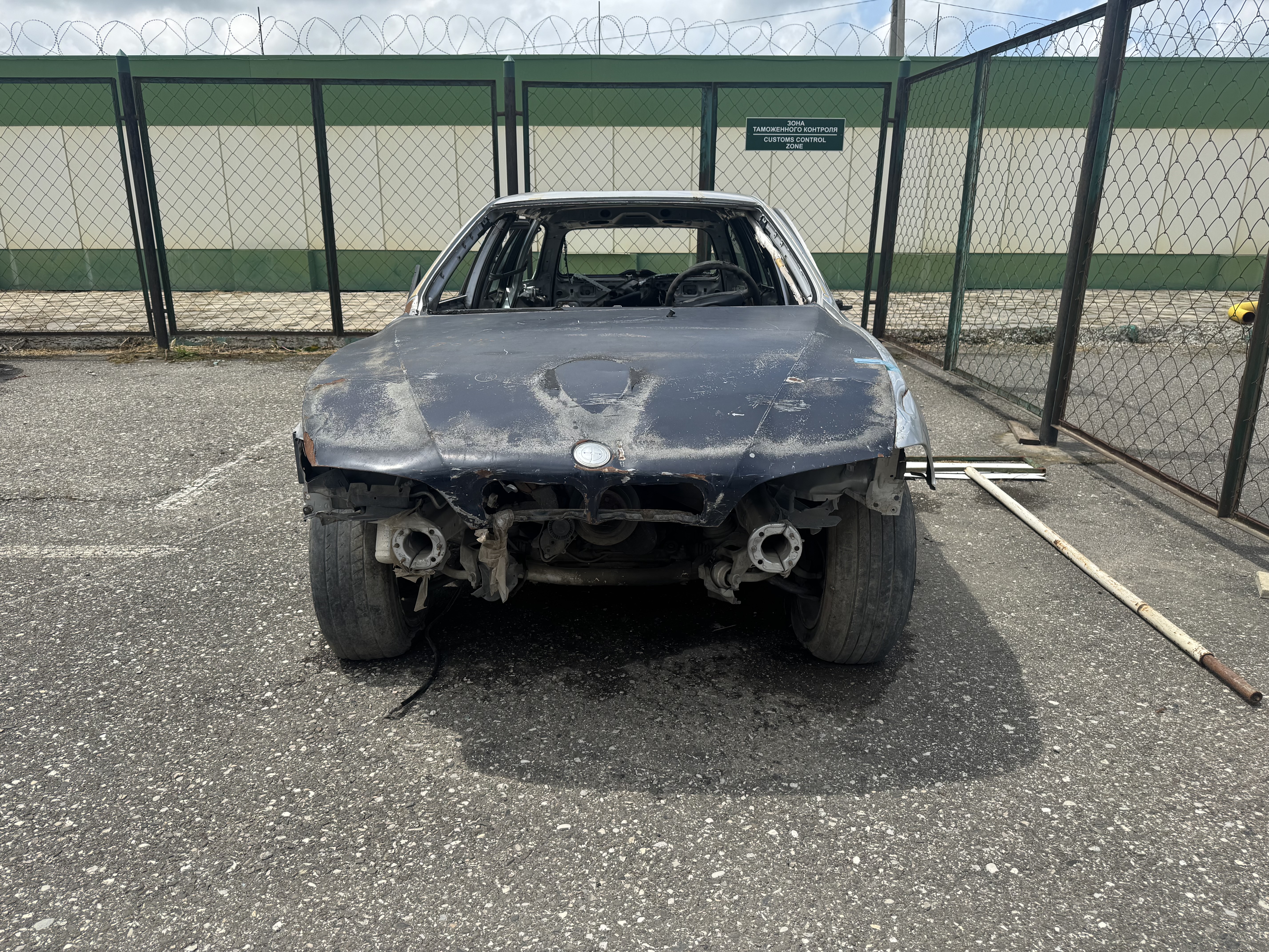 Легковой автомобиль модель «BMW» модель 523, регистрационный знак отсутствует, (VIN) – WBADR31070GT42430, 1998 г.в., Транспортное средство находится в неудовлетворительном, в разукомплектованном, нерабочем техническом состоянии. Документы и ключ зажигания отсутствуют