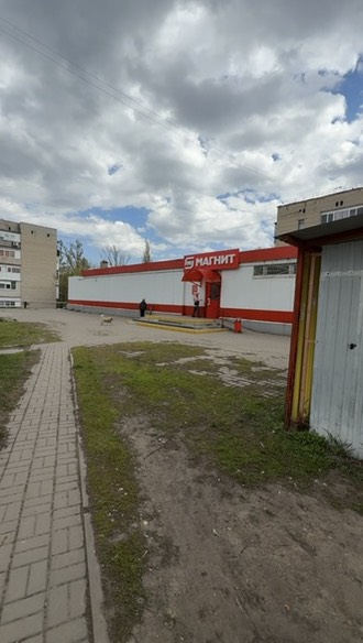 Место для размещения НТО по адресу: Ростовская область, город Гуково, ул. Саратовская, на расстоянии 12 м. от маг. «Магнит»