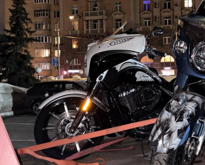 Мотоцикл Indian Chieftain, 2017 года выпуска, цвет: черно-белый, гос. номер 4225ВК77