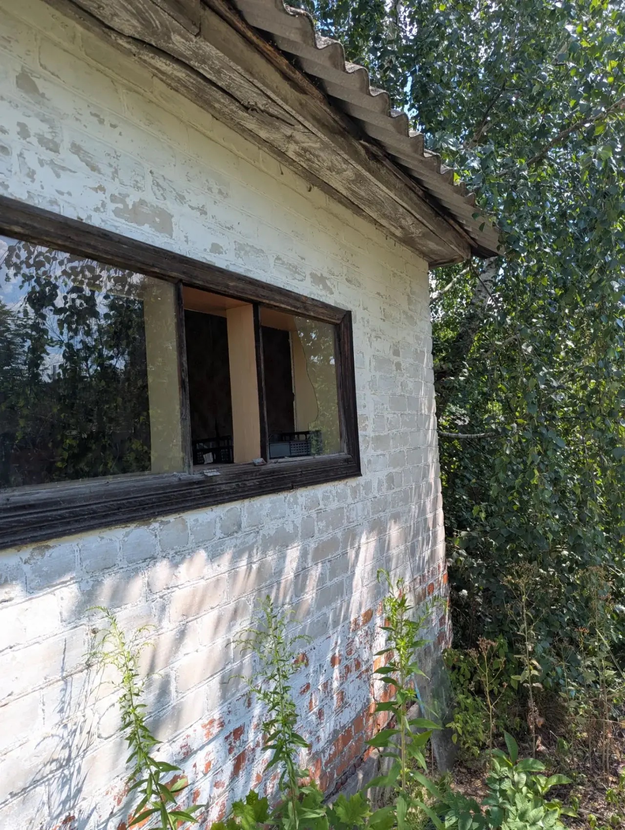 Нежилое здание, назначение – нежилое, площадью 65,3 кв. м. количество этажей: 1, в том числе подземных 0, расположенное по адресу: Курская область, Железногорский р-н, п Тепличный. Обременений не зарегистрировано. Кадастровый номер объекта: 46:06:080501:900, год завершения строительства 1989. - земельный участок из категории земель: земли населенных пунктов, вид разрешенного использования: хранение автотранспорта, площадью 374 кв.м., кадастровый номер 46:06:080501:1163.