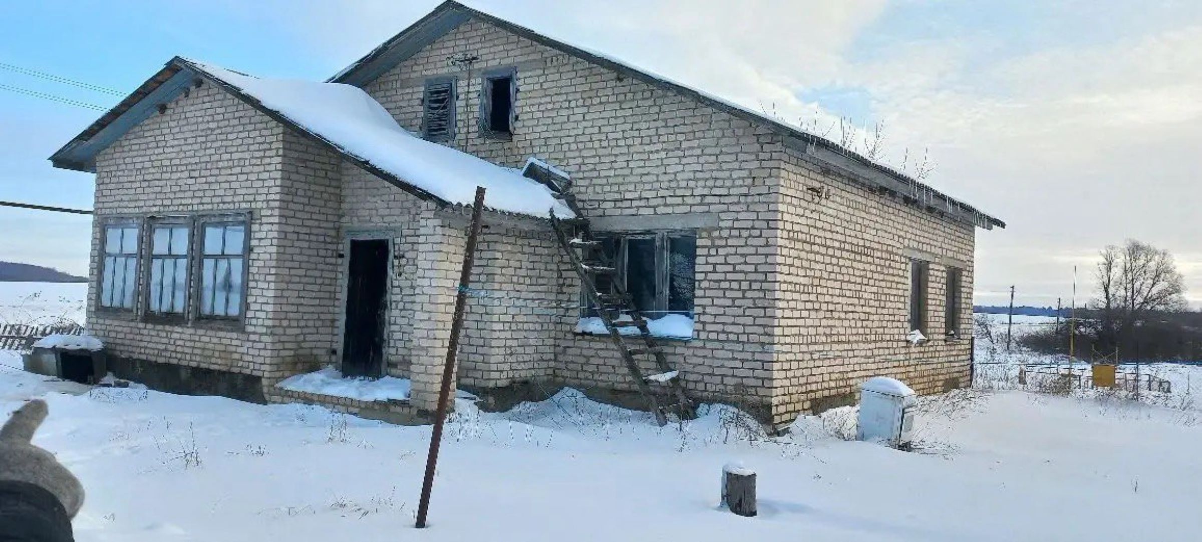 Земельный участок площадь 654,99 кв.м., с расположенным на нем зданием 85,4 кв.м. по адресу: Российская Федерация, Орловская область, м.р-н Болховский, с.п. Злынское, д. Татинки, ул. Каштановая, д.1