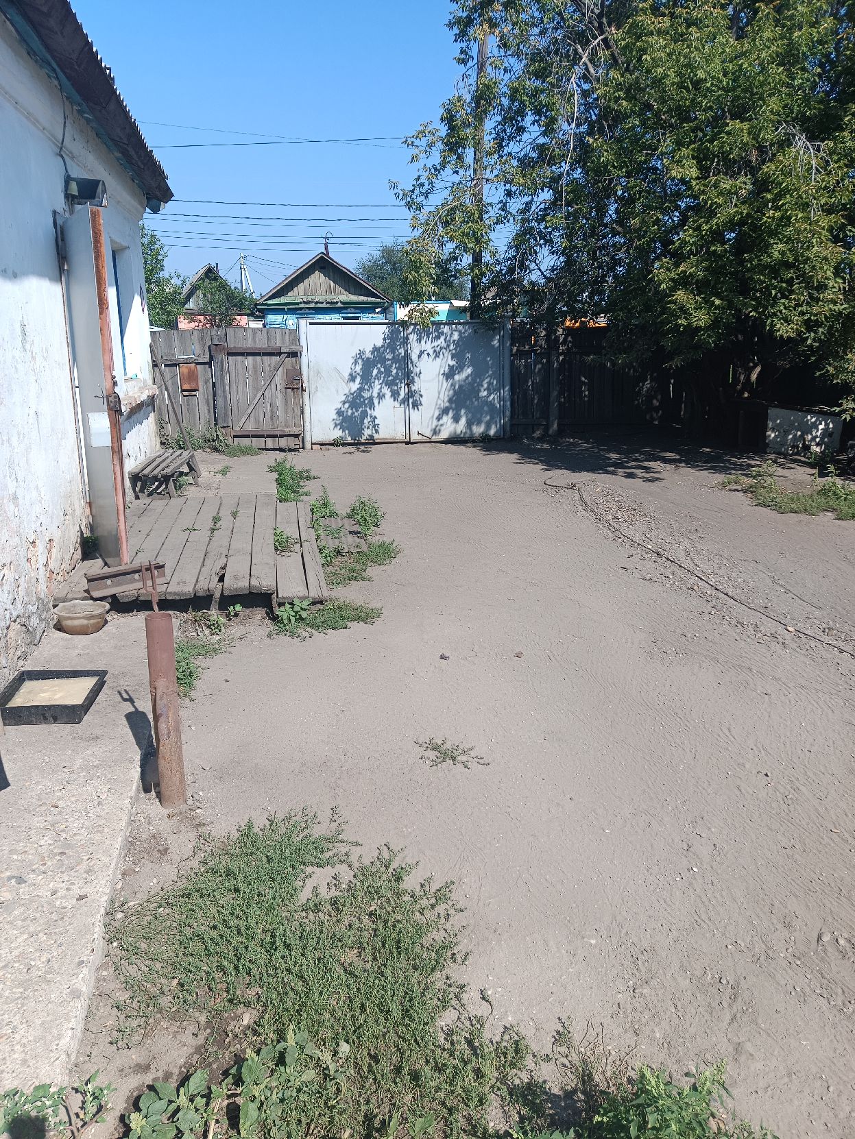 Земельный участок, площадью 620 кв. м. с кадастровым номером 28:02:000411:3, местоположение: Амурская область, г. Белогорск, ул. Благовещенская, д. 51 с расположенными на нем объектами недвижимого имущества: с кадастровым номером 28:02:000411:58 – Здание весоремонтной мастерской, площадью 54,5 кв. м., с кадастровым номером 28:02:000411:57 – здание пристройки к весоремонтной мастерской, площадью 45 кв.м., а также 5 позиций движимого имущества