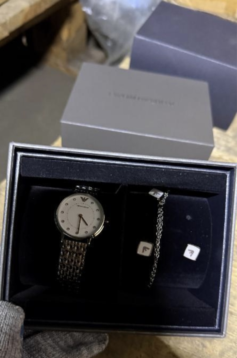 Набор (часы, серьги и браслет) с маркировкой «EMPORIO ARMANI» - 1 шт. Бижутерия (шармы, подвески, серьги) – 10 шт.
