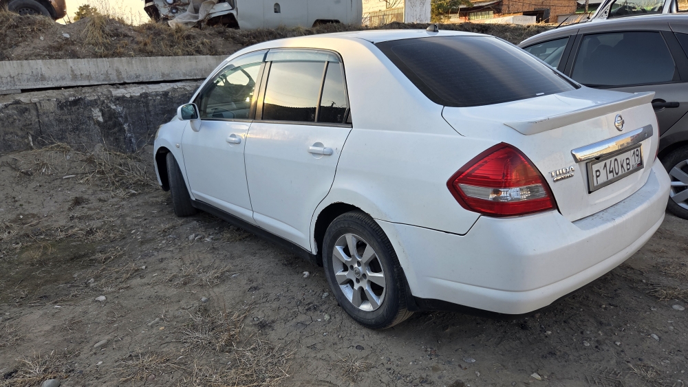 Лот №14 Легковой автомобиль Ниссан Тиида, 2010 г.в., кузов № SC11-255800, цвет белый. Рабочее состояние не проверялось. Должник Суворова О.В. Обременения: Залог, запреты судебного пристава исполнителя на рег. действия. Начальная цена продажи 427000,00 руб. Задаток 64050,00 руб. (пор. 028/Тд)
