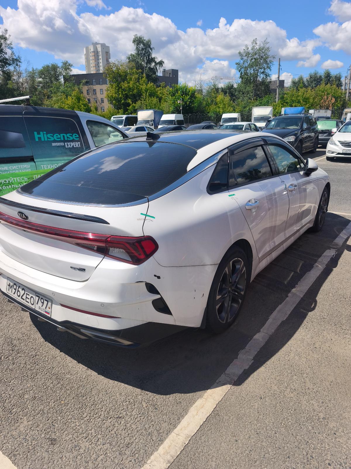 АМТС KIA K5, 2021 г.в., г/н М962ЕО797, цвет белый желтый серый, VIN XWEG6417BM0006690