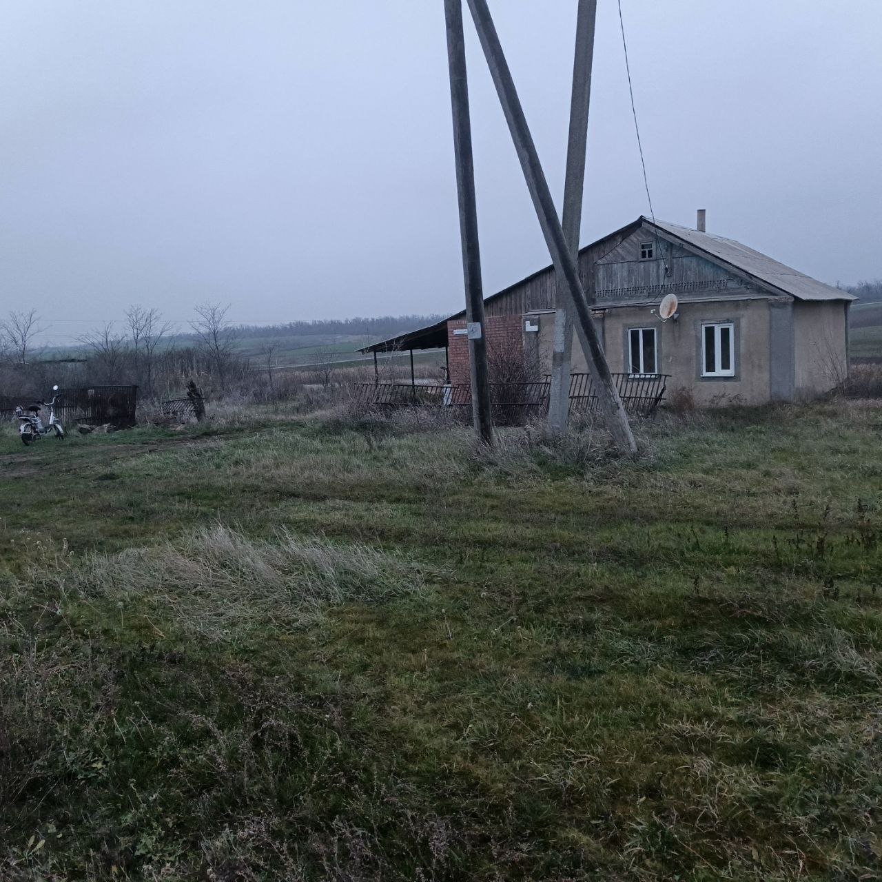 Здание с земельным участком