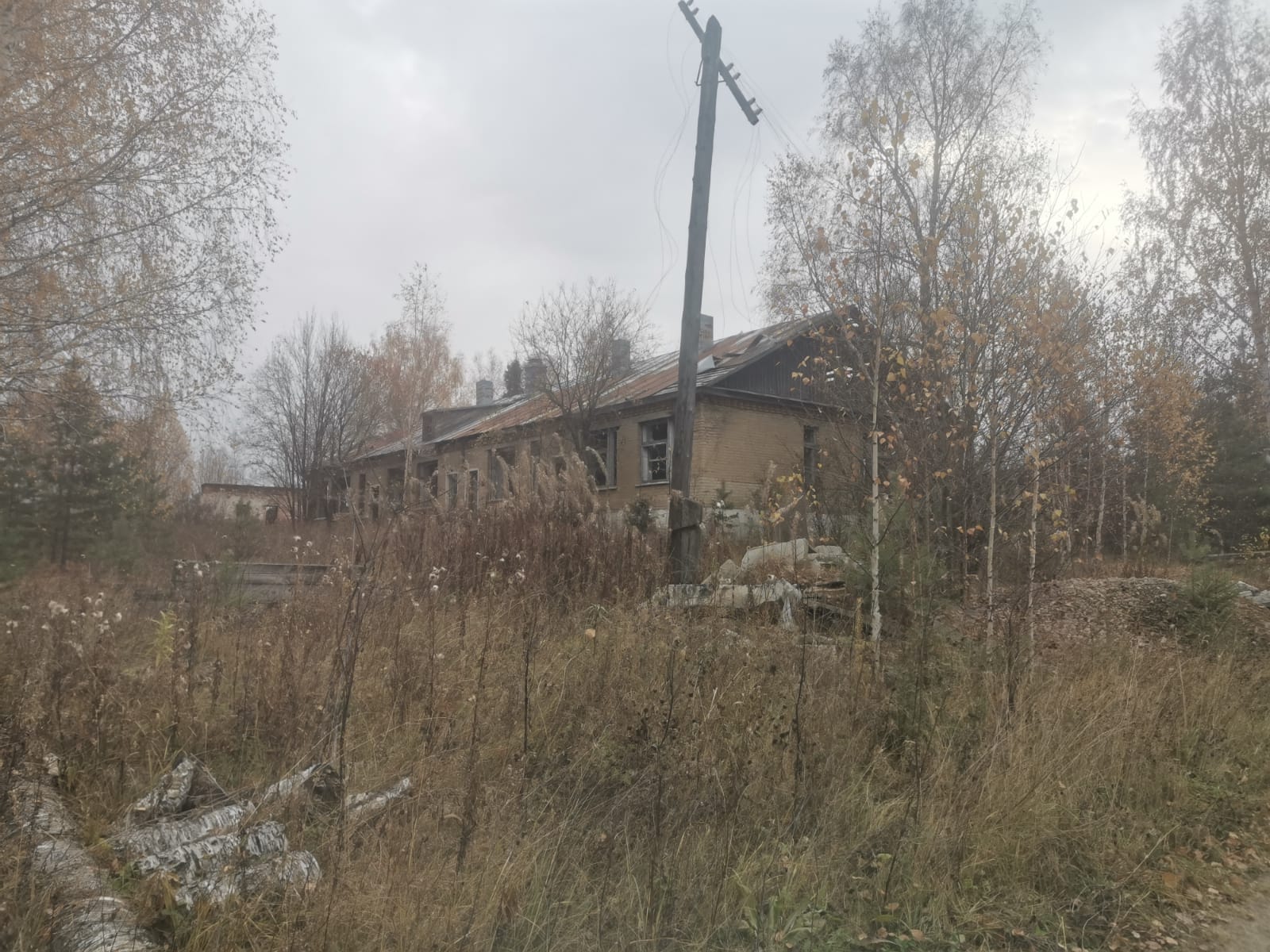 Нежилое здание площадью 320 кв. м, кадастровый номер 66:32:0000000:1923 с земельным участком площадью 3147 кв. м, кадастровый номер 66:32:0601015:19