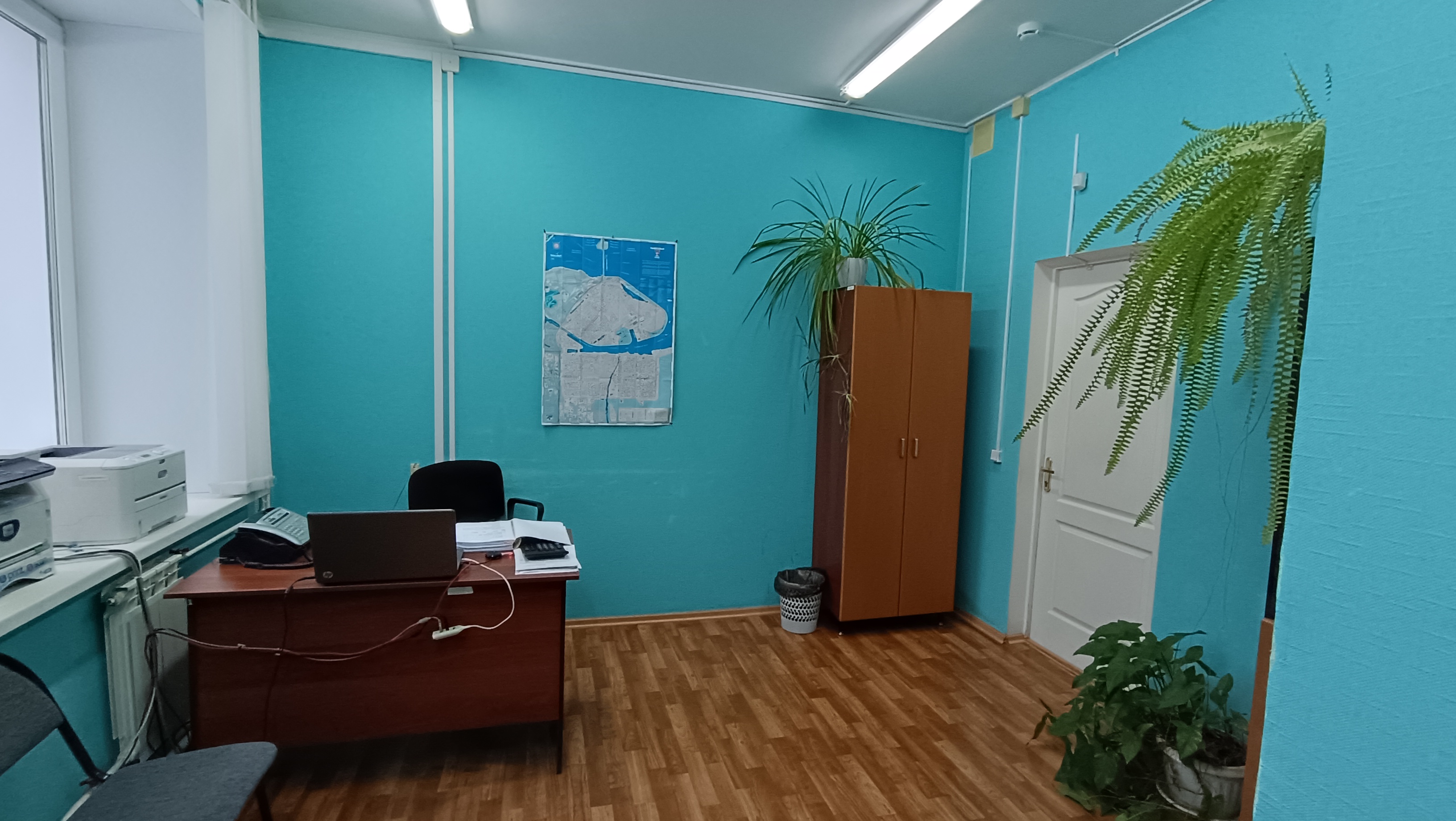 Нежилое офисное помещение площадью: 14,9 кв. м., номер помещения – 3, расположенное на 1 этаже здания МАУ "Бизнес-инкубатор БМР", входит в состав объекта муниципальной собственности Балаковского муниципального района Саратовской области – административного здания, общей площадью 2 213,7 кв. м кадастровый номер 64:40:020405:173.