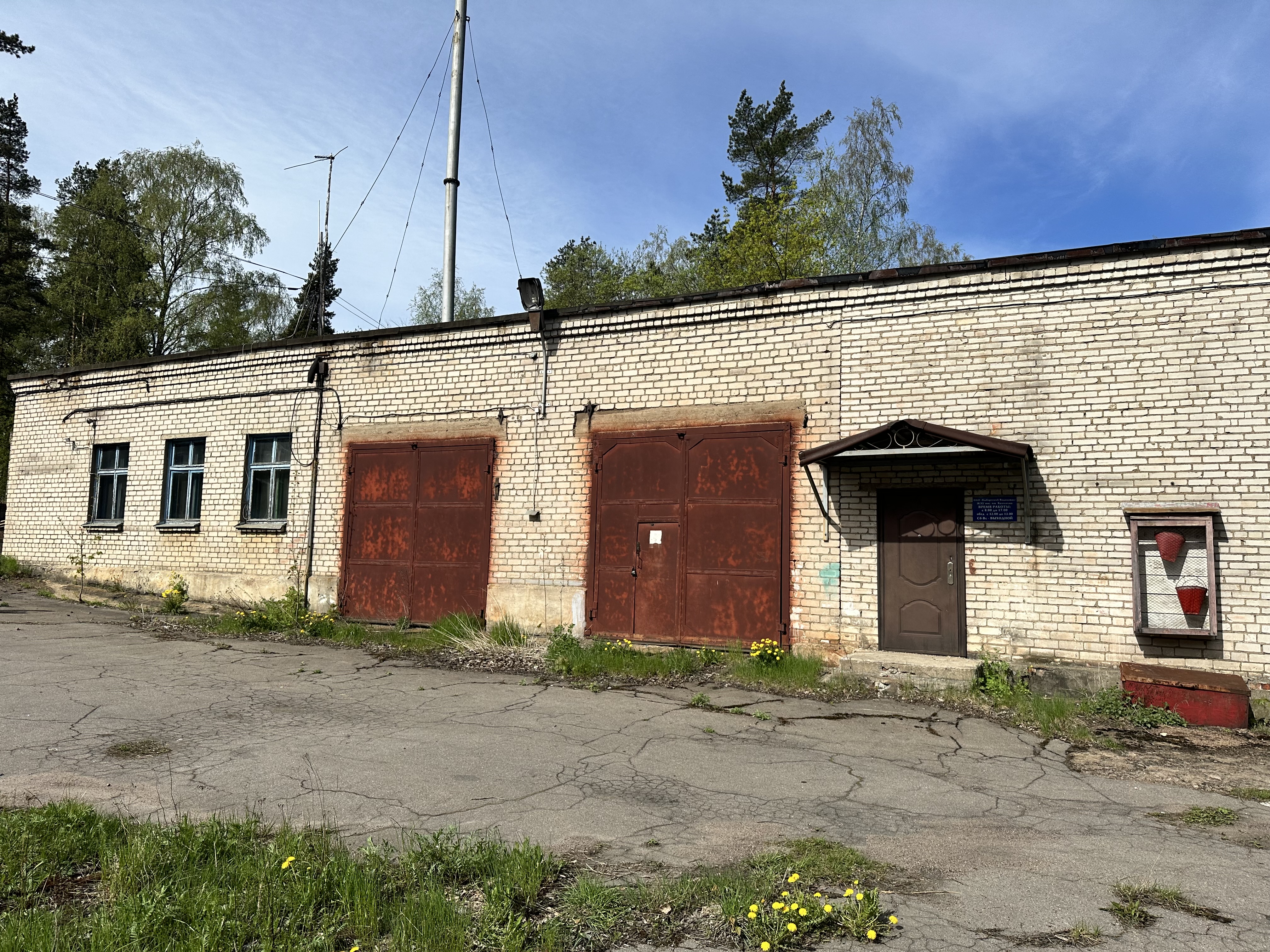 Нежилое помещение первого этажа (гараж), общей площадью 110,9 кв.м., с кадастровым номером 47:01:0101002:466, расположенное по адресу: Ленинградская область, г. Выборг, Сайменское шоссе, д. 19а, пом. 2