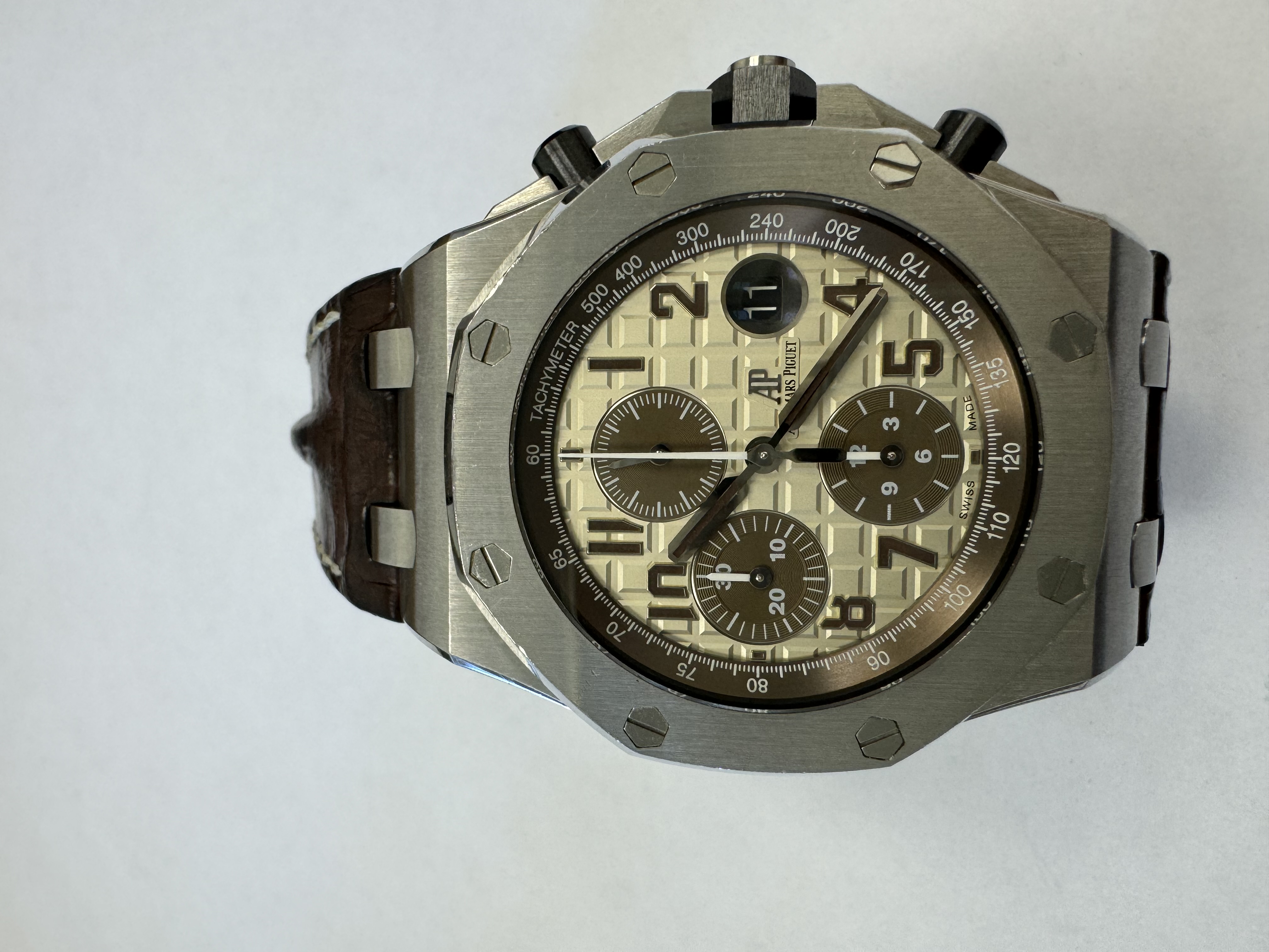 Наручные часы «Audemars Piguet Royal Оаk 0ffshore ref. 26470st.oo.a801cr.01», корпус ромбовидный, из металла серебристого цвета, ремешок из материала черного цвета с замком из металла серебристого цвета. На оборотной стороне: штампованная надпись «ROYAL OAK OFFSHORE», «№ 0191», «I 20350», б/у.