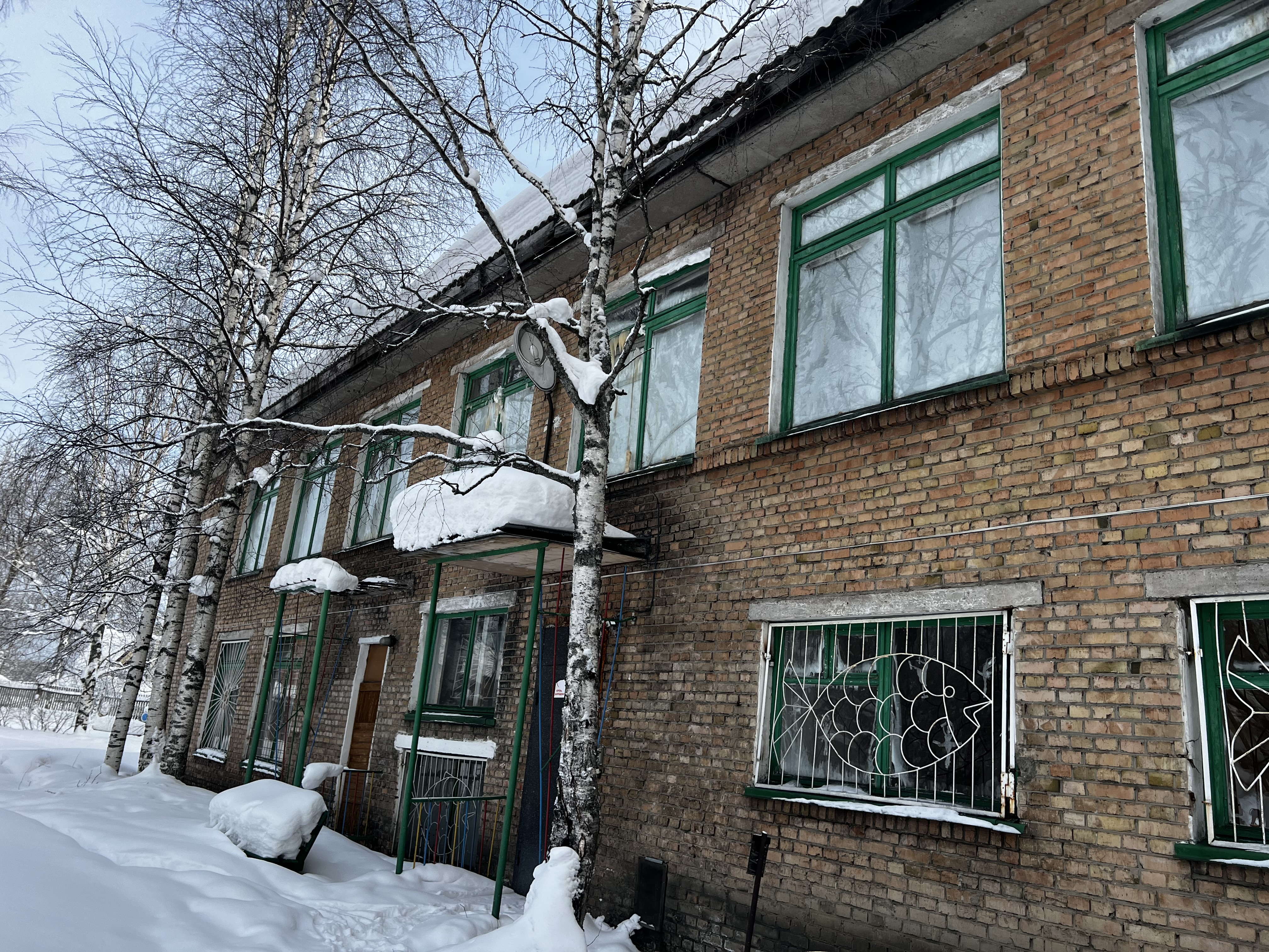 Нежилое здание, местонахождение: Республика Коми,   г. Сосногорск, ул. Дзержинского, д.10 а, площадь 1076,7 кв.м., кадастровый номер 11:19:0800120:2074; земельный участок под ним: местонахождение:  Республика Коми, г. Сосногорск, ул. Дзержинского, д. 10а, площадь 5633 кв.м., кадастровый номер 11:19:0801020:248