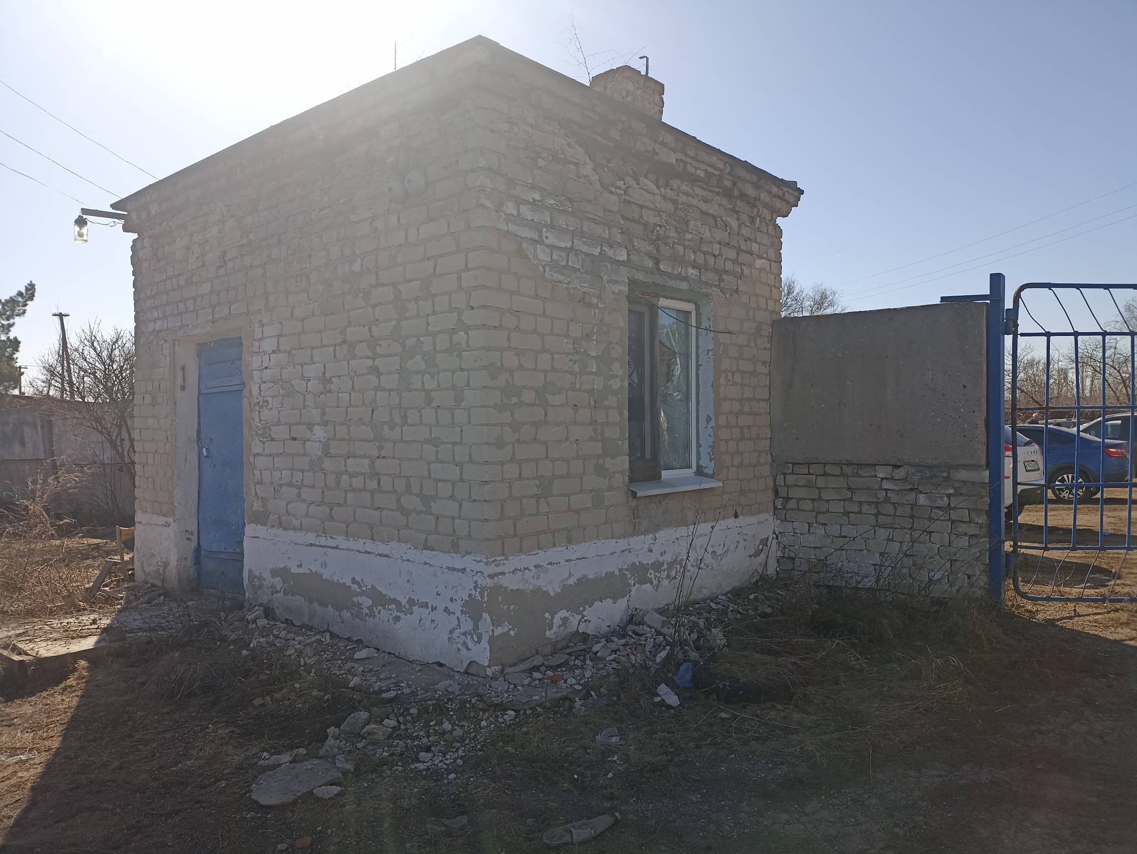Земельный участок и расположенные на нем нежилые здания: проходная будка, основной склад, здание – гараж, здание – подстанция трансформаторная, эстакада для хранения баллонов, склад ГСМ № 1, по адресу Саратовская область, Калининский район, г. Калининск, ул. Пролетарская, №2/1. Площадь земельного участка 6582 кв.м, кадастровый номер земельного участка 64:15:281811:31; площадь проходной будки – 7,1 кв.м, кадастровый номер 64:15:000000:7542; площадь основного склада – 1315,8 кв.м, кадастровый номе