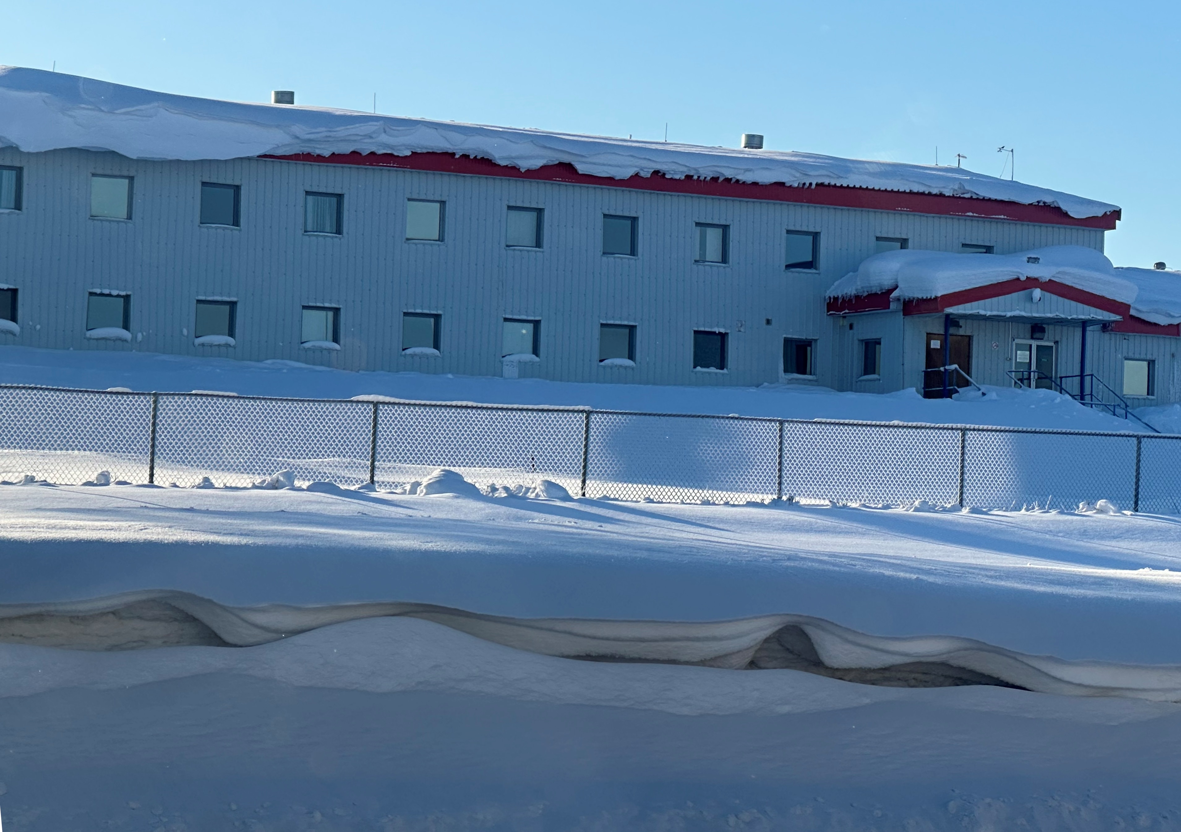 Чешский комплекс городского лагеря - нежилое здание двух этажное, площадью 5 166,7 кв.м., назначение – нежилое, кадастровый номер 11:15:120017:152 и земельный участок площадью 17893 кв.м., кадастровый номер 11:15:0101017:287, адрес объекта: г. Усинск, ул. Возейская, д. 21а