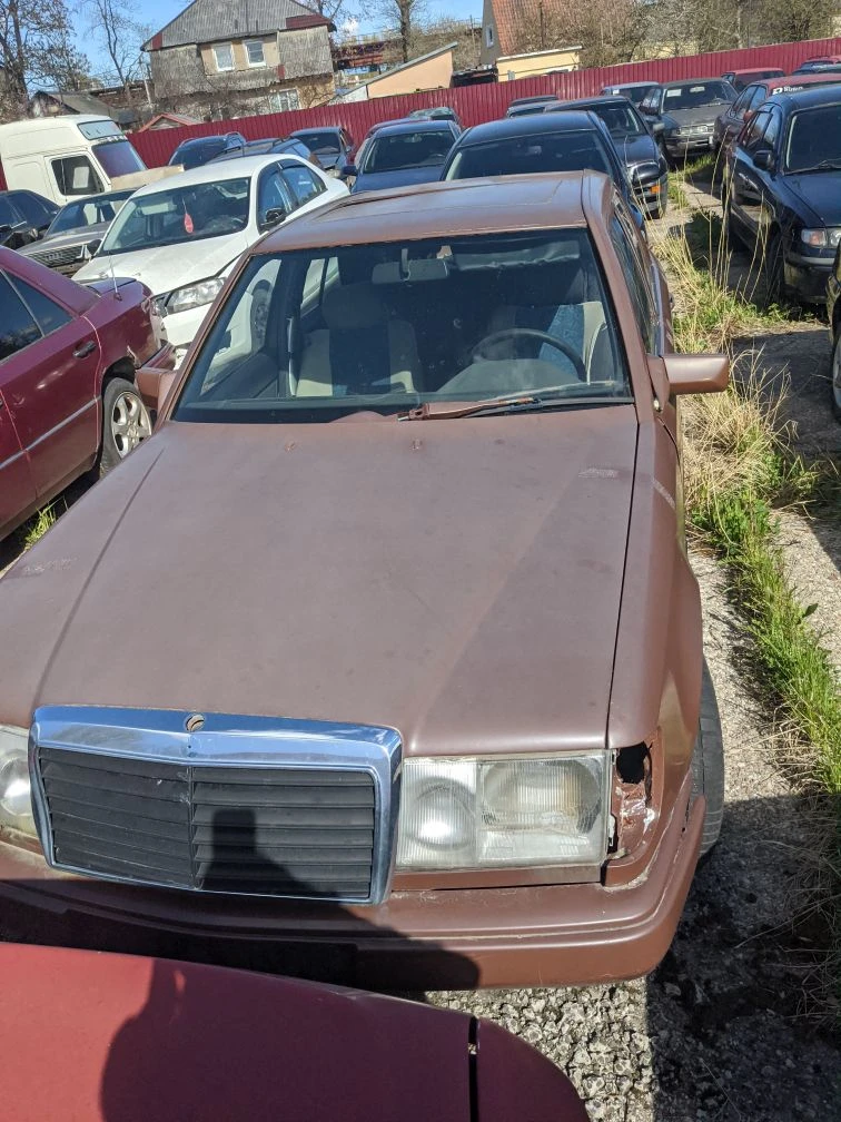 Автомобиль марки "Mersedes Benz 200D"