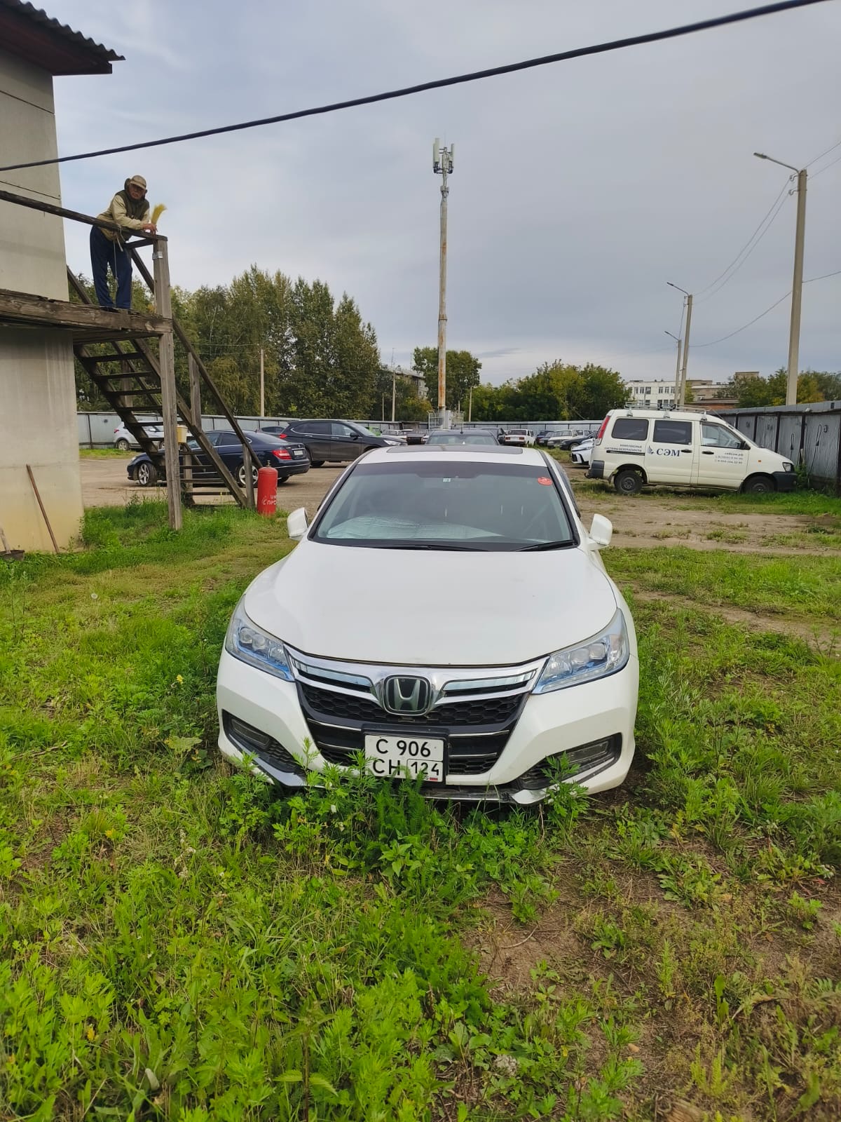 Легковой автомобиль седан HONDA ACCORD HYBRID, 2014г.в., г/н C906CН124, VIN CR6-1014161, номер кузова CR6-101416, номер двигателя LFA1024174, цвет белый. Начальная цена продажи 1 358 300 руб. Задаток 203800 руб.