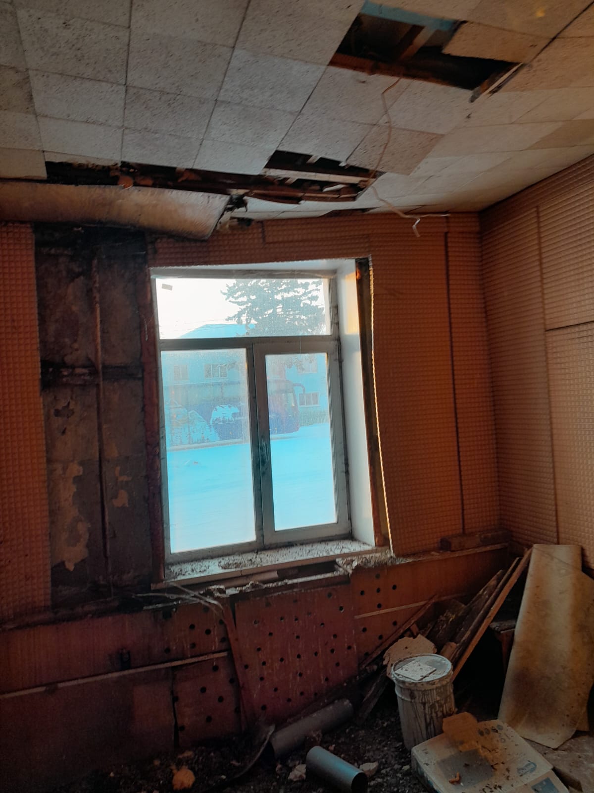 Нежилое помещение, расположенное по адресу: Российская Федерация, Кемеровская область – Кузбасс, Кемеровский район, п. Новостройка, ул. Центральная, д. 9, пом. 4, кадастровый номер 42:04:0341001:2820, площадью 72 кв.м.