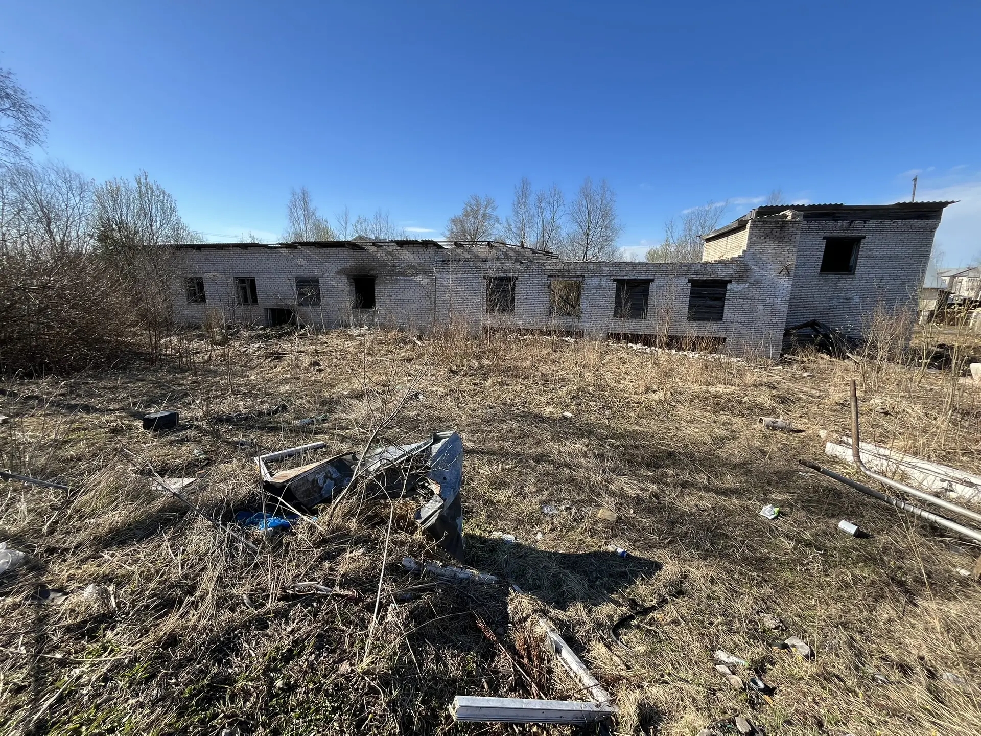 Нежилое здание с земельным участком , адрес объекта: Российская Федерация, Вологодская область, р-н Вытегорский, г. Вытегра, пр-кт Советский, д. 97