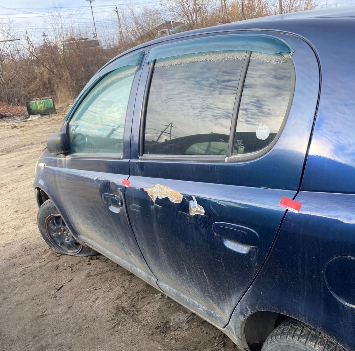 Автомобиль марки Toyota Vitz, г/н Е827НР14, машина синего цвета, все стекла целые, все 4 колеса на месте