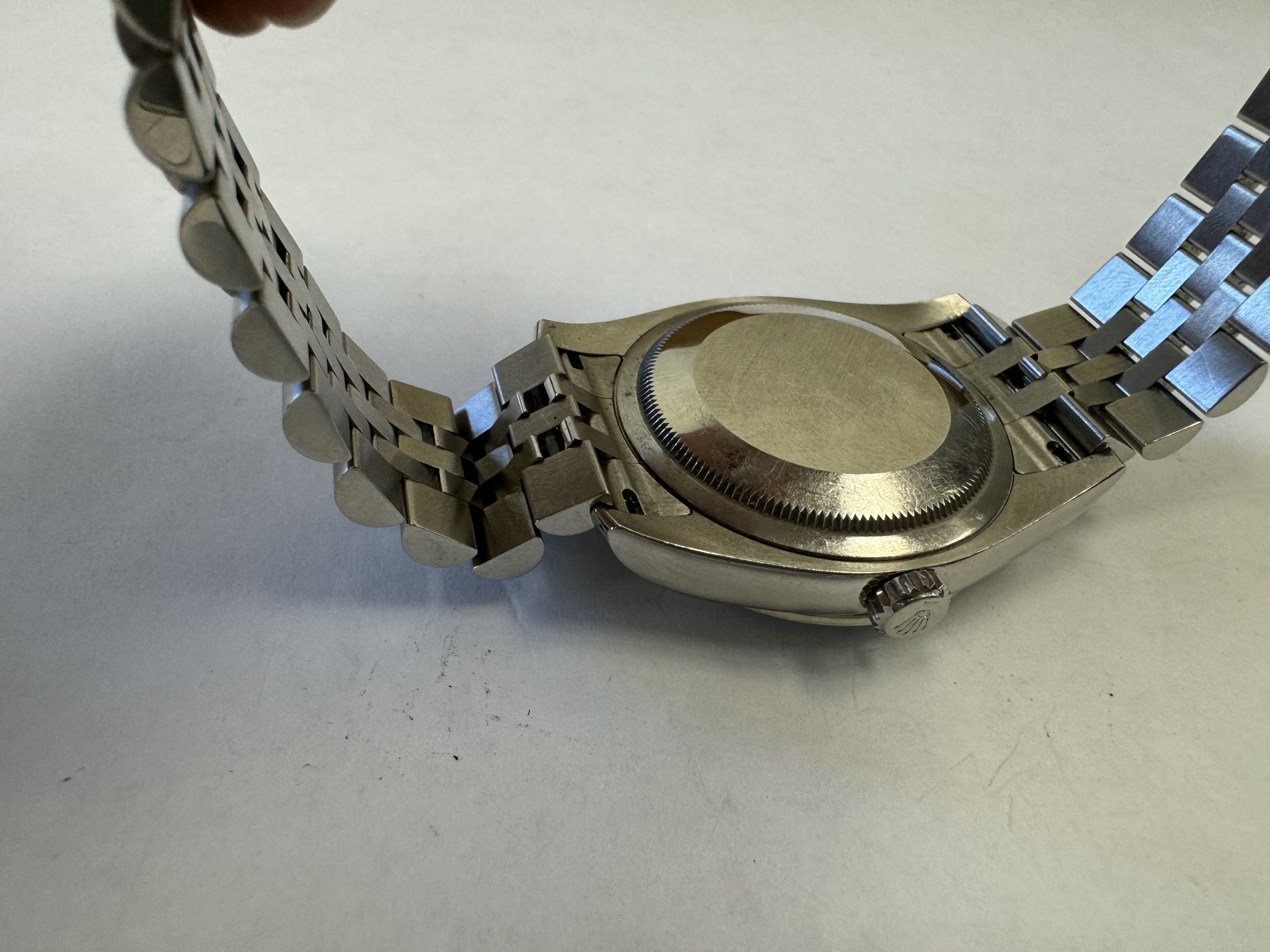 Наручные часы «Rolex Datejust ref. 116244»(идентификационный номер на часах — «63T71126»), корпус круглый из металла серебристого цвета. Замок с штампованной надписью: «ROLЕХ», «GENEУА», «SWISS МАDЕ», б/у