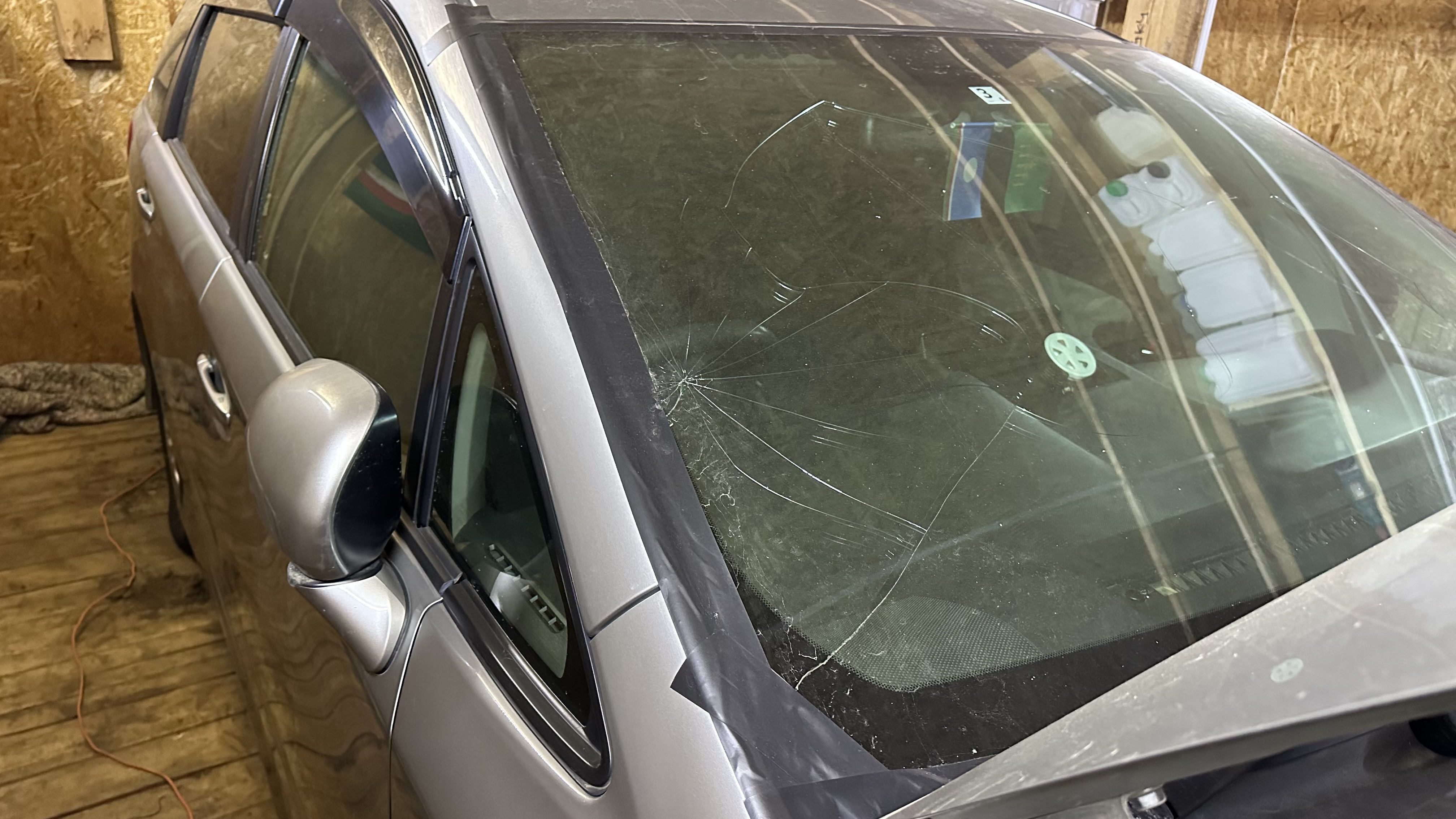 Toyota Wish, 2010 г.в., г/н Х797НМ14, цвет серый, VIN ZGE200058358, на крыше автомобиля вмятина, на лобовом стекле имеется трещина. Местонахождение: РС(Я). Собственник Петрова У.А.