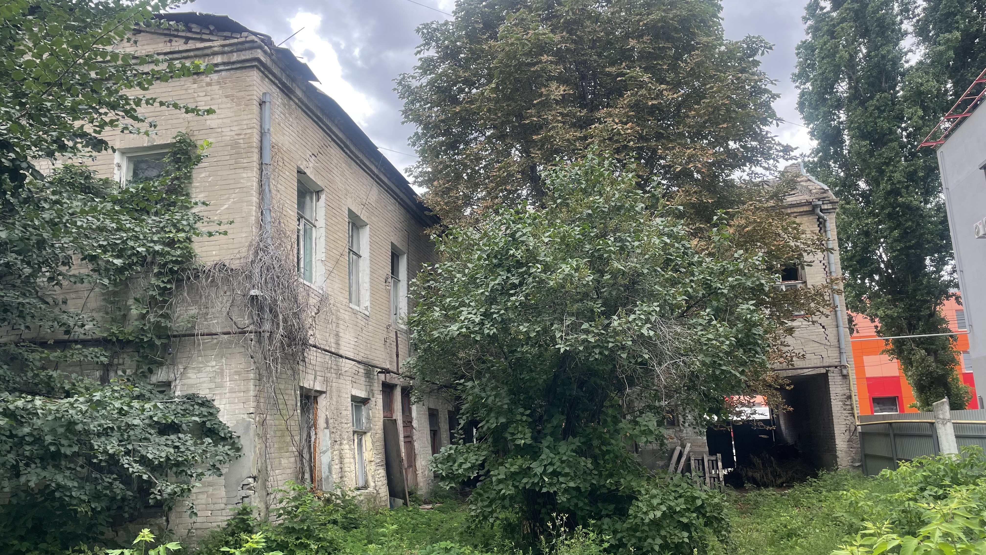 двухэтажное нежилое здание общей площадью 295,3  кв. м с кадастровым номером 64:48:030447:106, являющееся объектом культурного наследия местного (муниципального) значения «Дом жилой» по адресу: Российская Федерация, Саратовская область, г.о. город Саратов, г. Саратов, ул. им. Кутякова И.С., д. 120 с одновременным предоставлением земельного участка общей площадью 672 кв. м (Саратовская область, г. Саратов, ул. им. Кутякова И.С., д. 120), необходимого для его использования, в аренду