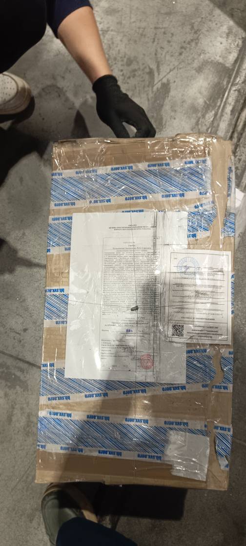 Части и принадлежности для оборудования (для сварочных работ) в ассортименте (102 шт), Сервисный ключ, Защитное стекло в пластиковой упаковке, Изолятор в пластиковой упаковке, металлическое сопло (кожух в ассортименте), Керамический держатель в ассортименте, Проточный клапан, Трубка водяного охлождения в ассортименте, Металлический клапан, Обратный клапан металлический, Держатель электрода металлический, Металлические трубки для рекламного банера (28 шт)