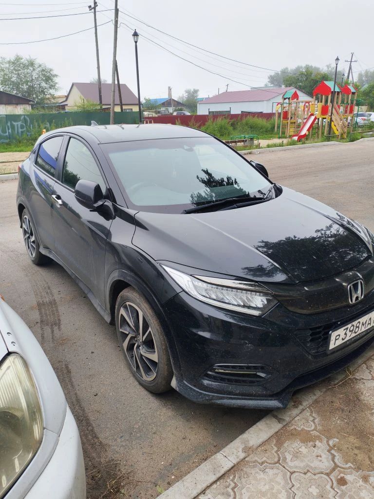 Легковой универсал; HONDA; VEZEL; 2019 г.в., г/н Р398МА75, цвет черный, VIN: RU11324780; Номер кузова (прицепа): RU11324780, ПТС отсутствует. Имеются сколы от камней, две вмятины на заднем бампере