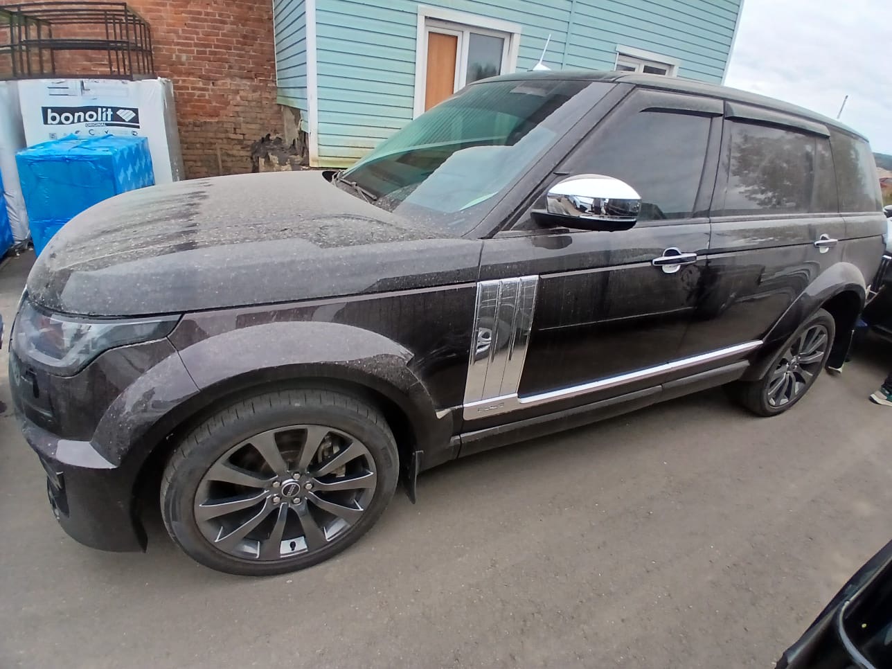 Легковой автомобиль LAND ROVER RANGE ROVER, 2020 года выпуска, идентификационный номер (VIN): SALGA3BE0LA598071, № кузова (прицепа): SALGA3BE0LA598071, шасси (рамы): отсутствует, № двигателя: 19120221303, мощность двигателя: 564,2 л.с., 415 кВт, объем двигателя: 4999 куб. см, цвет: красный черный, гос. номер С586СС197