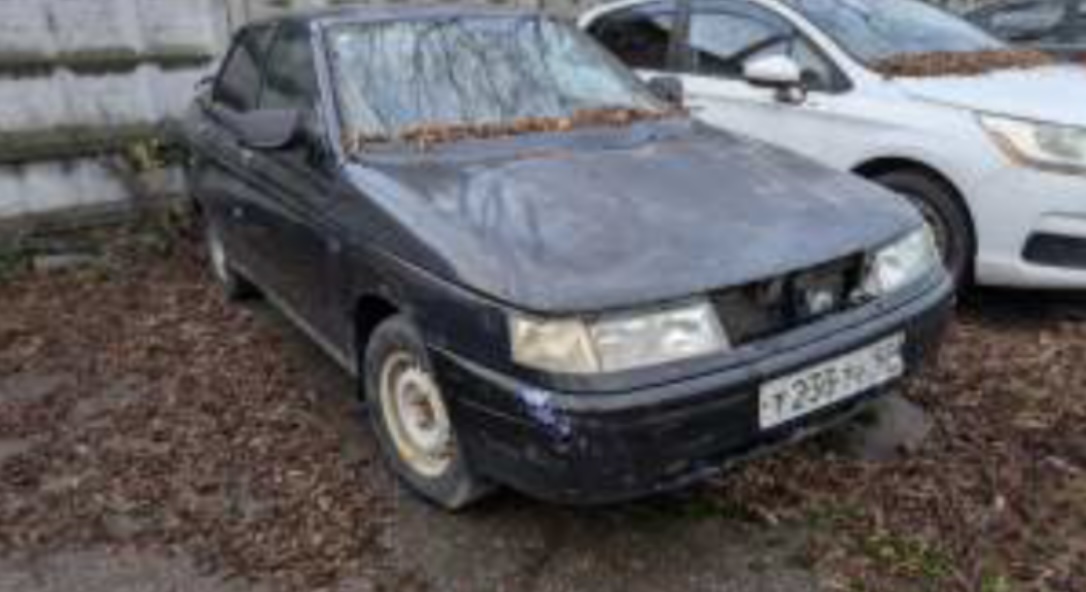 Автомобиль ВАЗ 21102, год выпуска не установлен, г/н Т233ТУ57. Имеет видимые повреждения.