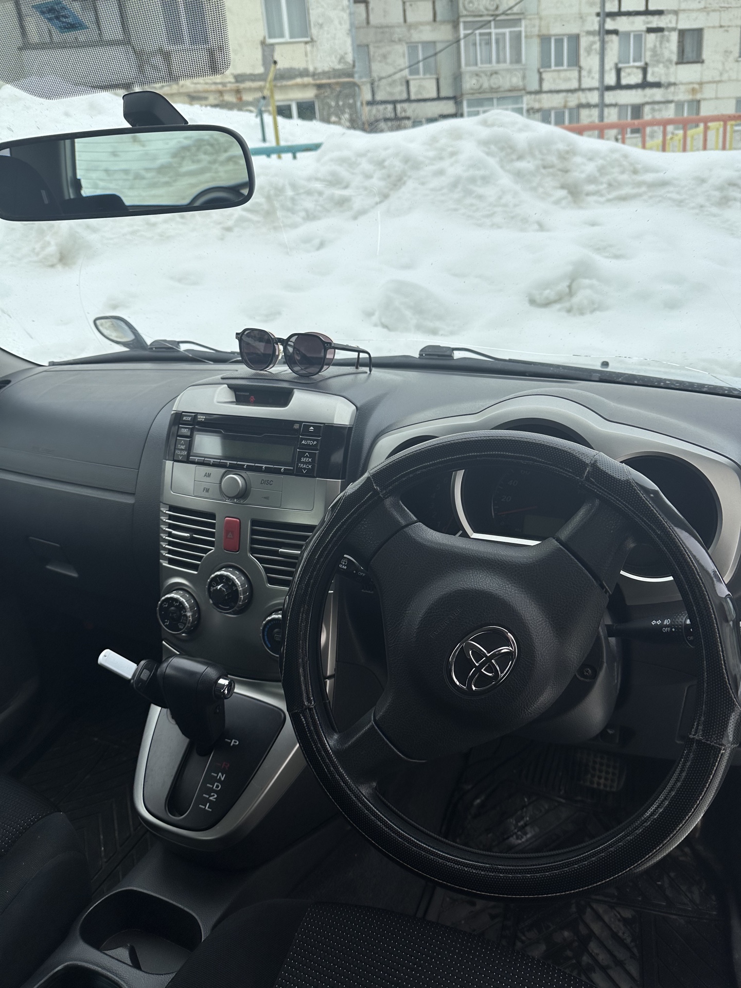 автомобиль Toyota Rash, г/в 2006, г/н М476МС65, цвет серый, № кузова (прицепа) J210E0001891, на порогах следы коррозии. Место нахождения: Сахалинская область, г. Оха, ул. 60 лет СССР 28. Должник: Шимко Е.В. Обременение: арест.
