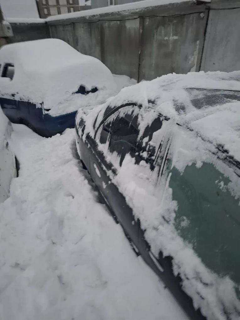 Автотранспортное средство Opel омега, зеленого цвета