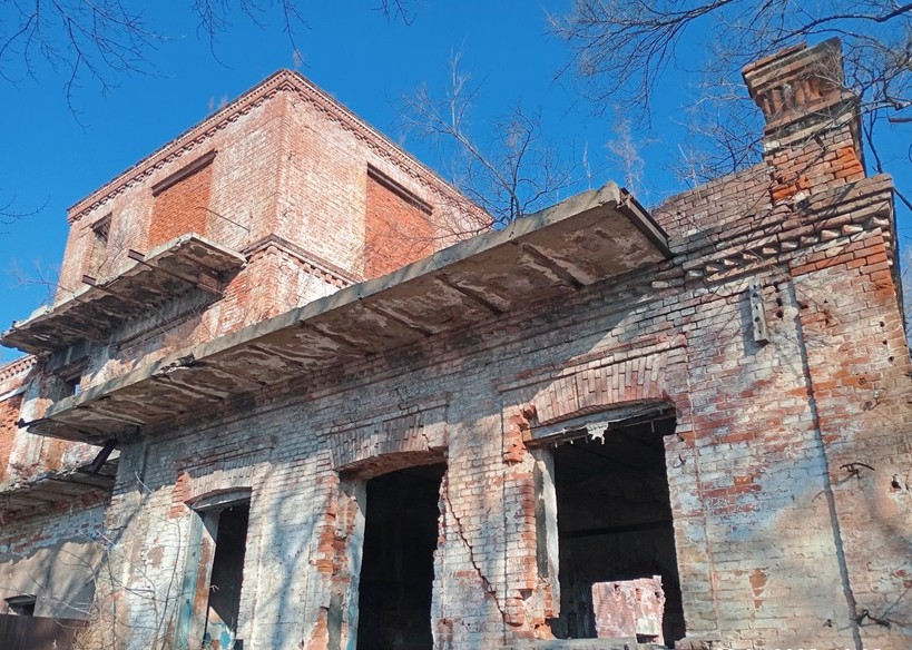 Нежилое здание, расположенное по адресу: Приморский край, городской округ Уссурийский, город Уссурийск, улица Вейса, здание 1в, площадью 610,6 кв. м., назначение: нежилое.