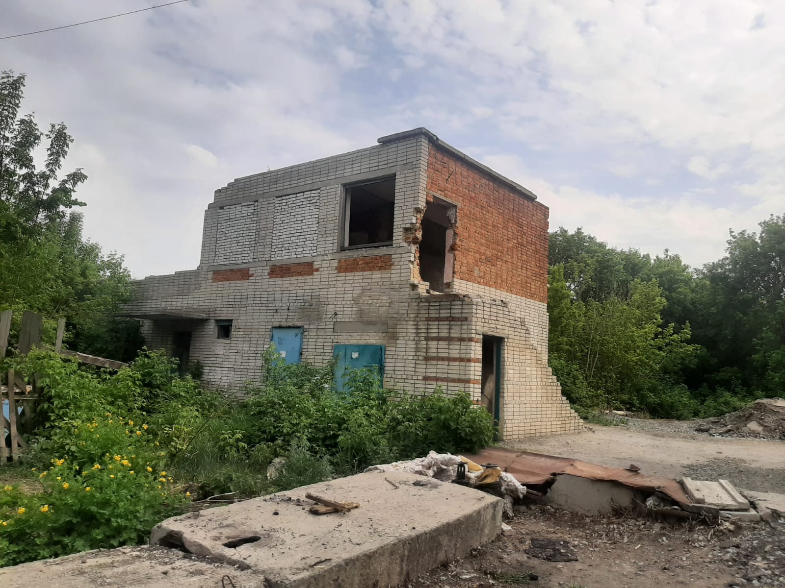 Здание, кадастровый номер: 45:25:060608:627, площадь: 165,0 кв.м., земельный участок, категория земель: земли населенных пунктов, виды разрешенного использования: деловое управление, кадастровый номер: 45:25:060606:337, площадь: 390,0 кв.м., по адресу г. Курган, микрорайон Утяк, ул. Садовая, 28а