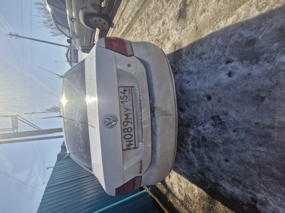 Легковой автомобиль (седан) Volkswagen Polo, 2013 г.в., г/н Н089МУ154, VIN: XW8ZZZ61ZDG072969, цвет белый (залог)