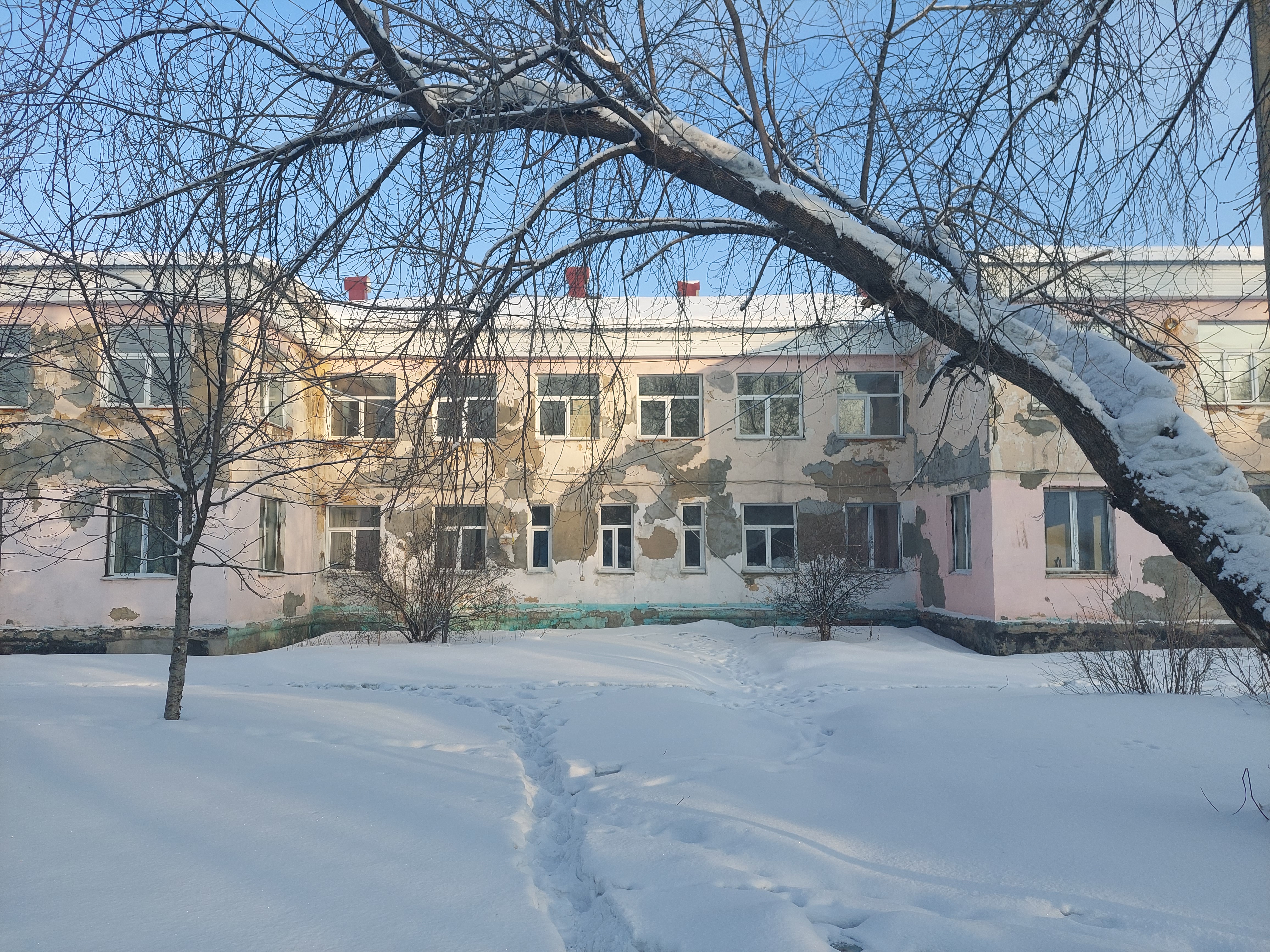 Комплекс объектов недвижимости на земельном участке общей площадью 5071 кв. м, кадастровый номер 42:31:0108001:22, расположенном по адресу: Кемеровская область – Кузбасс,  г. Осинники, ул. Ленина, з/у 68.
