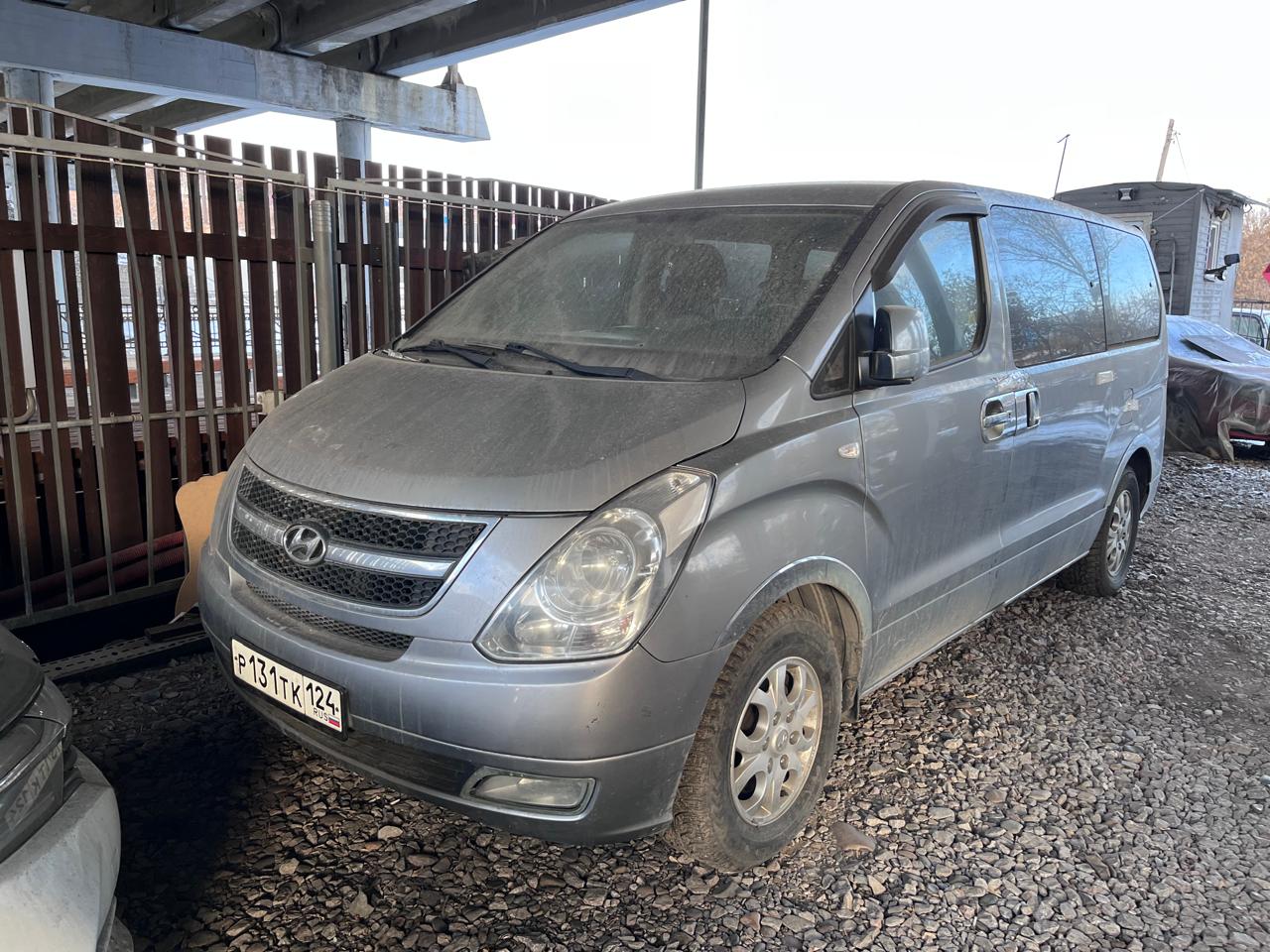Легковой автомобиль HYUNDAI Grand Starex, 2011г.в., г/н P131TK124, VIN KMJWA37JBBU325018, номер кузова KMJWA37JBBU325018, номер двигателя F765306, цвет серый. Начальная цена продажи 1 327 000 руб. Задаток 199100 руб.