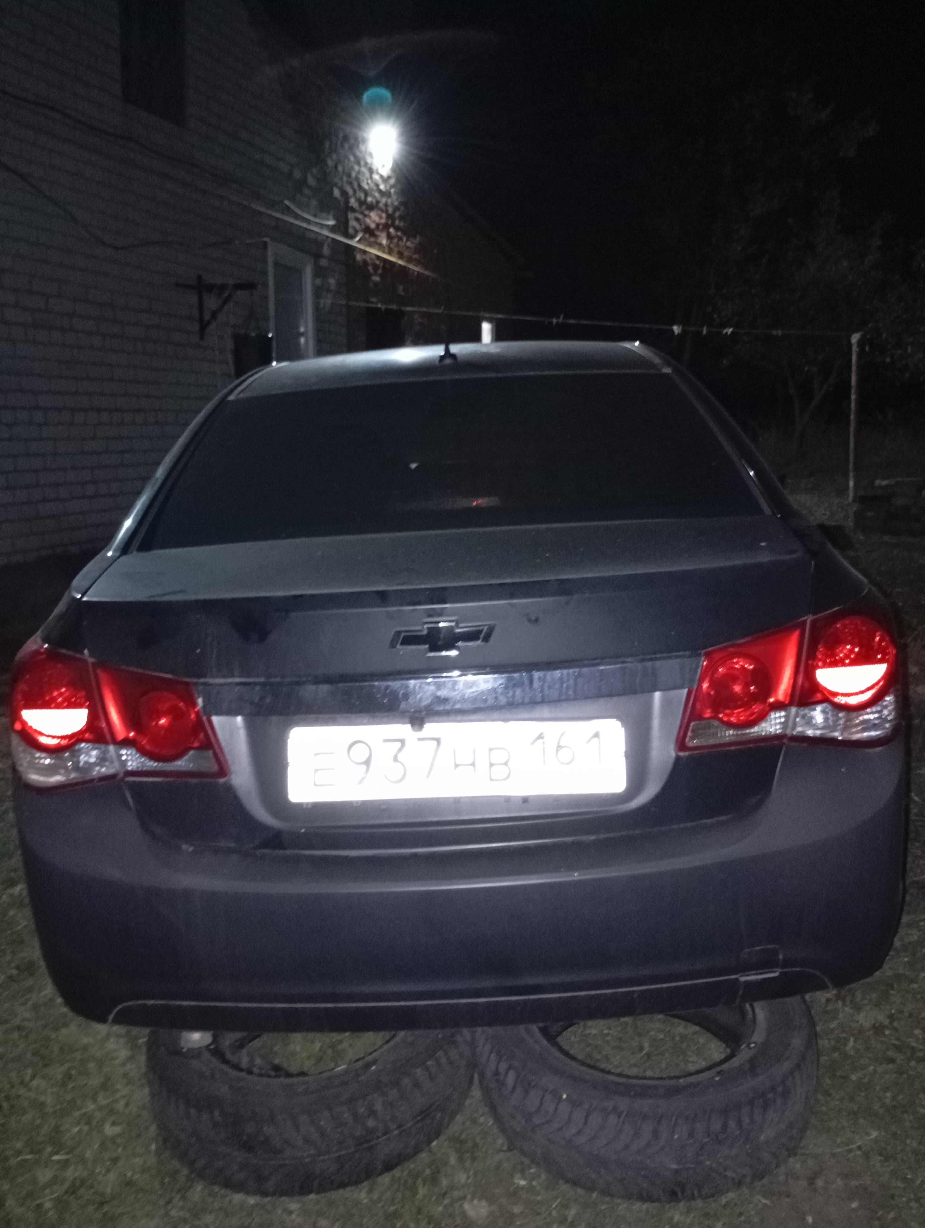 Легковой автомобиль Chevrolet Cruze, 2011 г.в., г/н Е937НВ161, VIN XUFJA696JB3007358, черного цвета, техническое состояние не установлено, по всему периметру кузова сколы ЛКП, решетка радиатора разбита, должник Апеев С.С., (Поручение ТУ Росимущества в РО от 12.05.2026 № 61-592-У). Адрес (местоположение): Ростовская область, г. Новошахтинск, ул. Карамзина, д. 21.