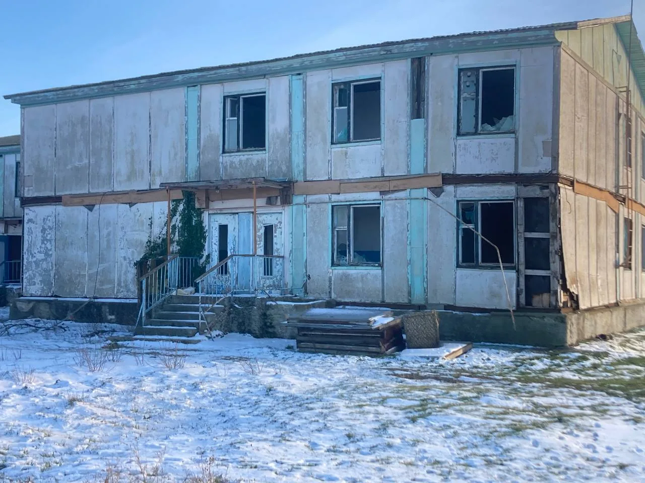 нежилое здание, площадью 563,8 кв.м., расположенное по адресу: Республика Крым, Сакский район, с. Молочное, ул. Школьная, д. 2Б, кадастровый номер: 90:11:150101:2879