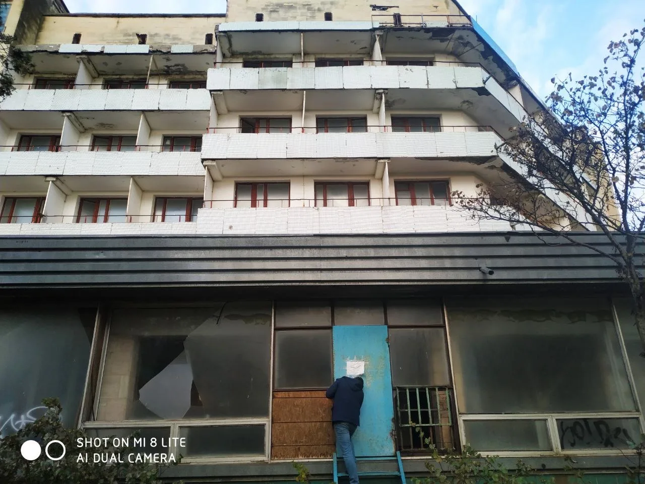 Нежилое здание общей площадью 4269.3 м², кадастровый номер 90:12:030102:447, с земельным участком общей площадью 1883 +/- 15 м², кадастровый номер 90:12:030102:6011, категория земель: земли населённых пунктов, вид разрешенного использования: Гостиничное обслуживание, на котором расположено данное здание по адресу: Республика Крым, Симферопольский район, с/п Николаевское, пгт. Николаевка, ул. Южная, 36