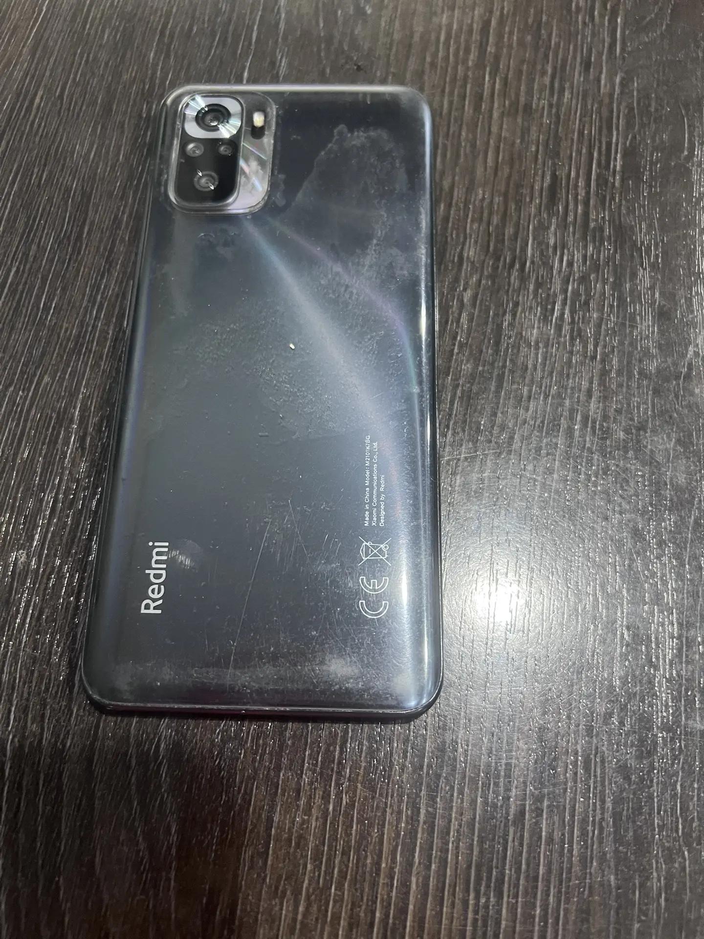 мобильный телефон Redmi в корпусе серого цвета без чехла 1 Штука (шт)