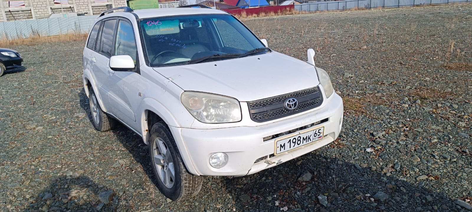 Автомобиль марки “Toyota Rav 4” государственный номер М 198 МК 65