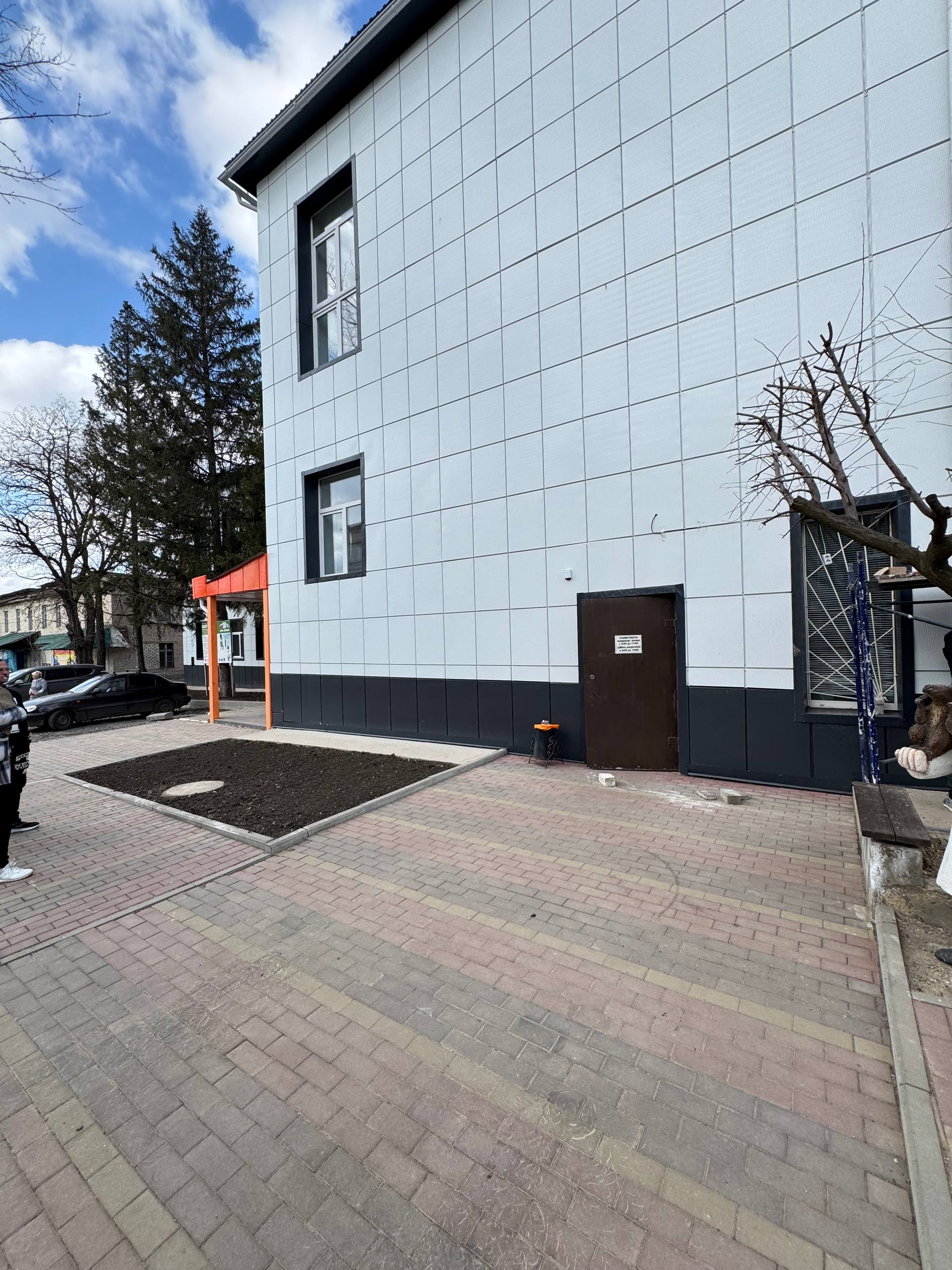 Нежилые помещения № 38, 39, 40, 41 ,42 ,43, 44 площадью – 46,6 кв. м, расположенные на первом этаже нежилого здания по адресу: Донецкая Народная Республика, г. о. Докучаевск, г. Докучаевск, ул. Центральная, д. 47А (кадастровый номер 93:26:0010107:183, общая площадь здания 2248,0 кв. м), находящегося в муниципальной собственности муниципального образования городской округ Докучаевск Донецкой Народной Республики.