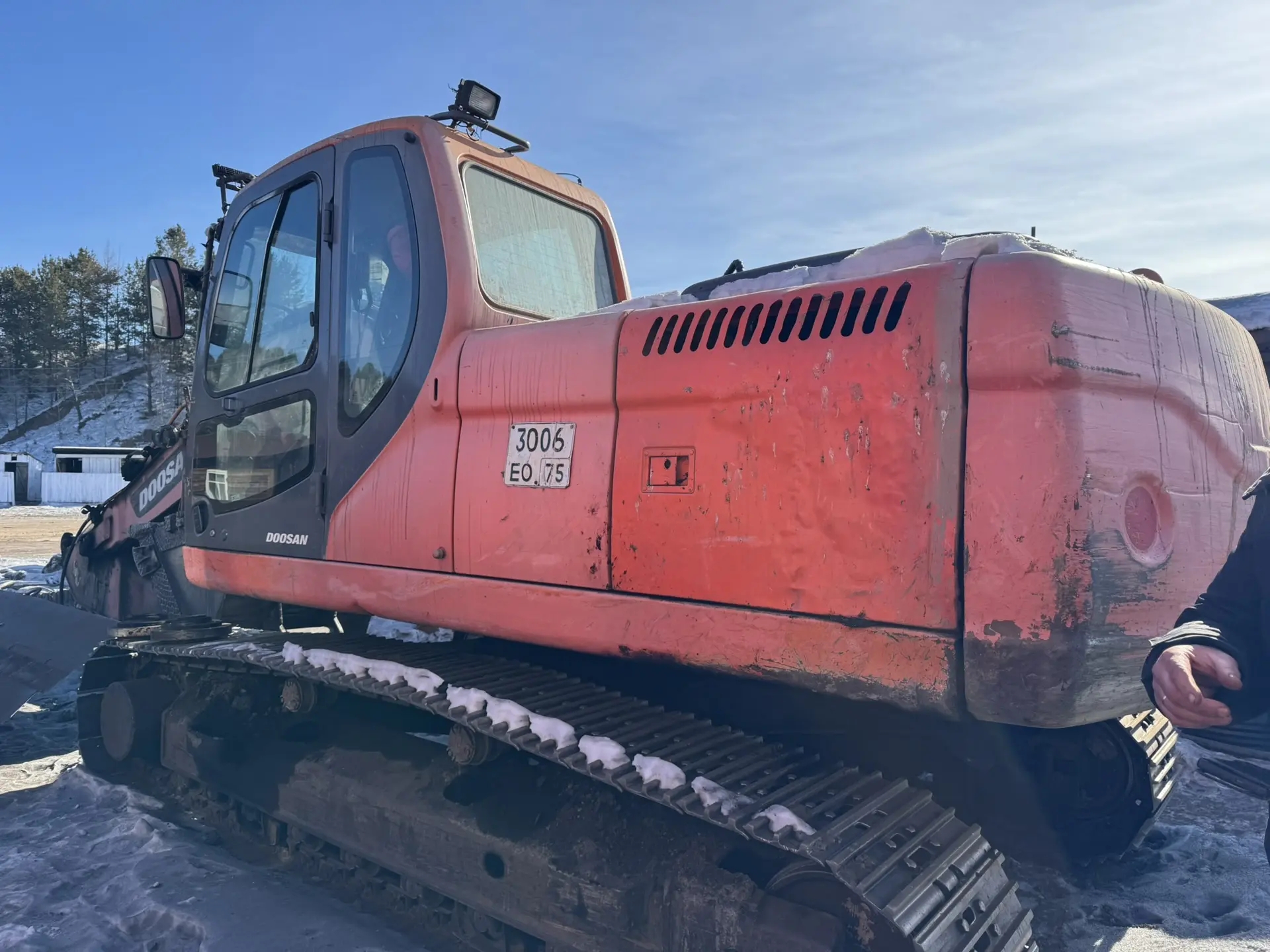 Самоходное транспортное средство Экскаватор DOOSAN DX225LCA, 2011 г.в., г/н 3006ЕО75, цвет оранжевый, заводской №: DHKCEBACLBOOO7927, номер двигателя DB58TIS101748E1, дизельный, на лобовом стекле имеются многочисленные сколы, на кузове имеются многочисленные царапины и мелкие повреждения